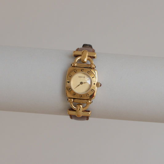 Reloj vintage Gucci suizo cuadrado con correa marrón y dorado
