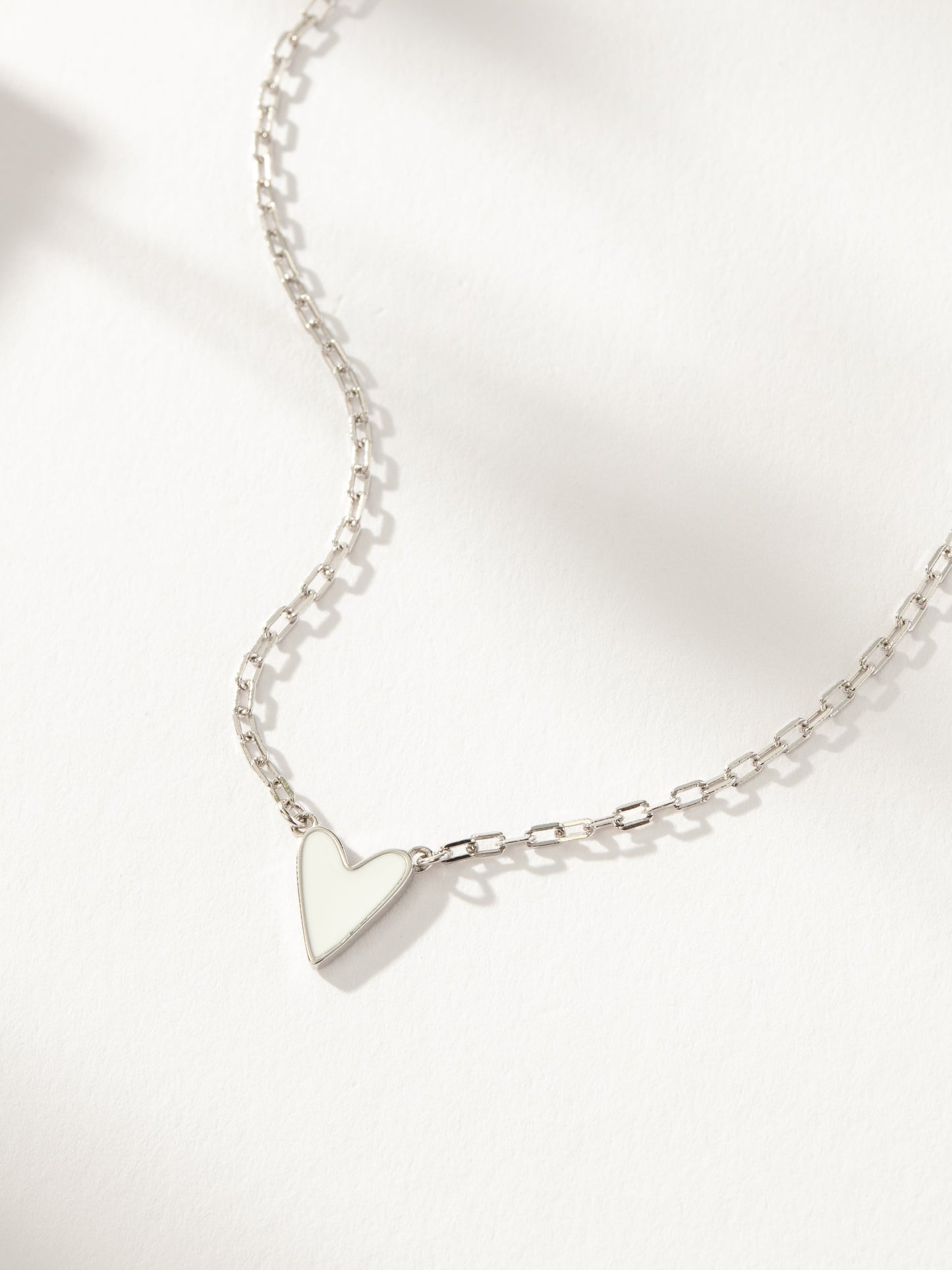 Mini collar de corazón blanco