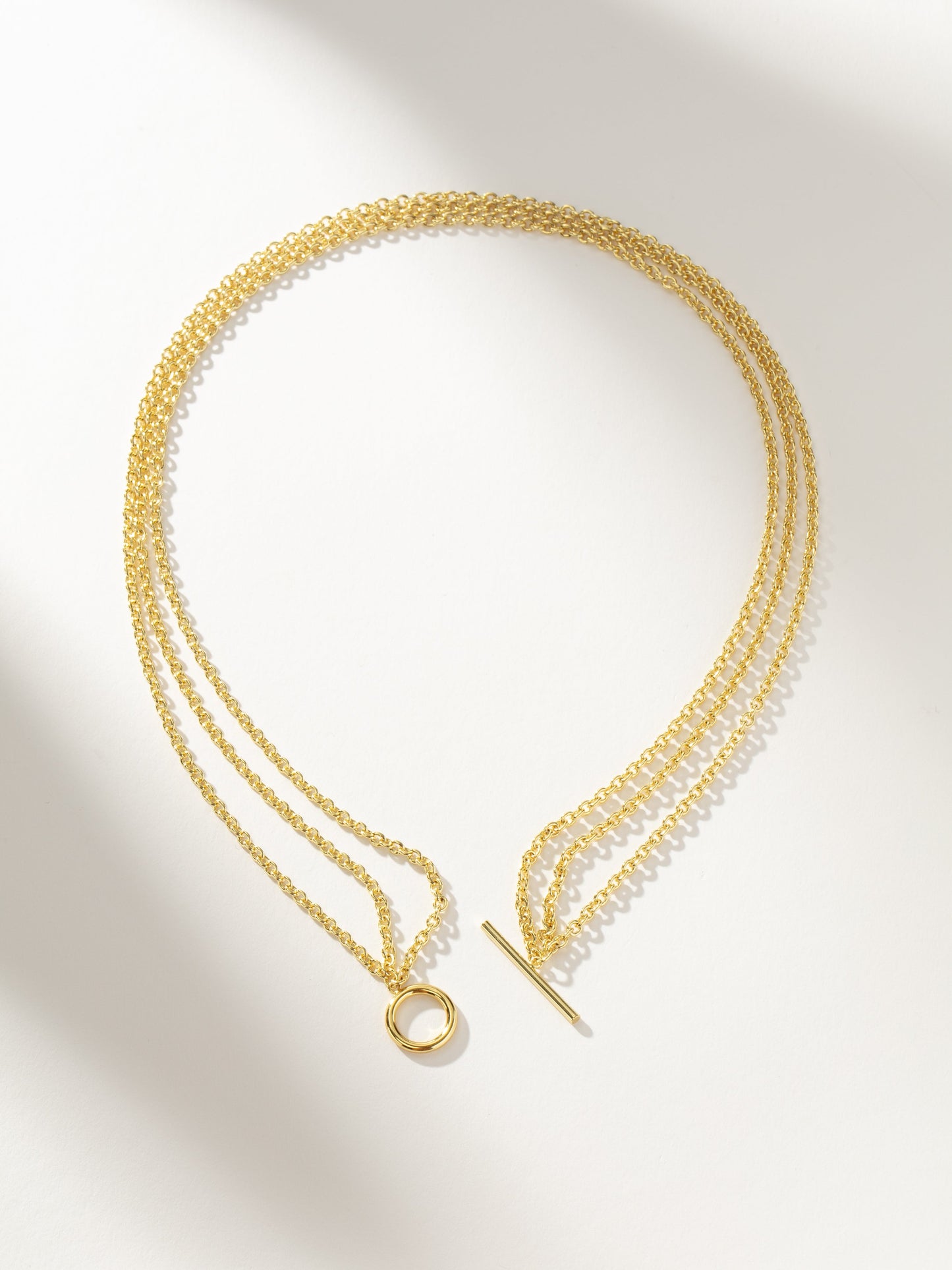 Collar icónico de triple cadena