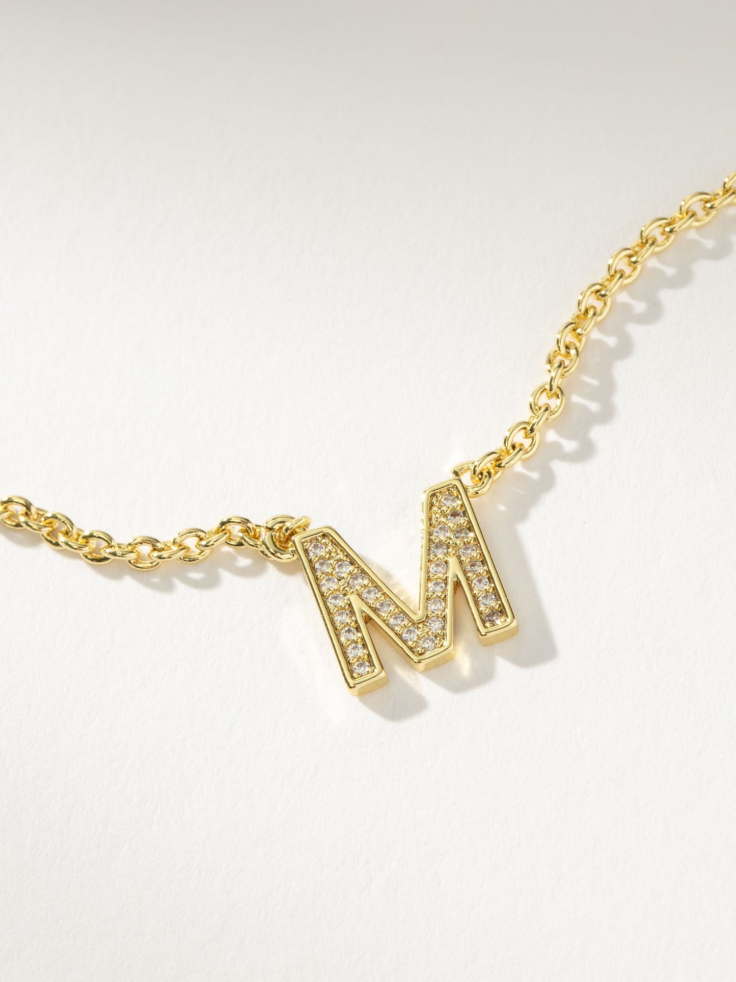 Collar con inicial aquí