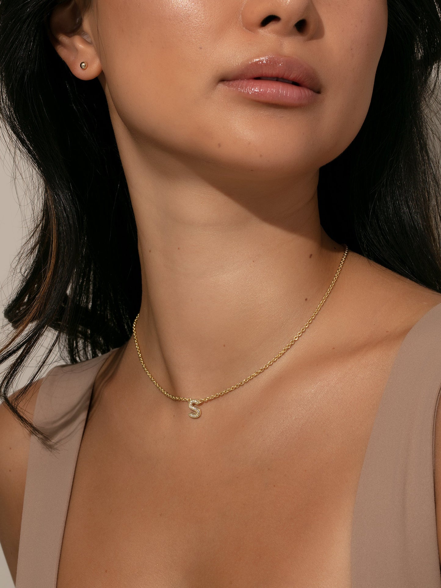 Collar con inicial aquí