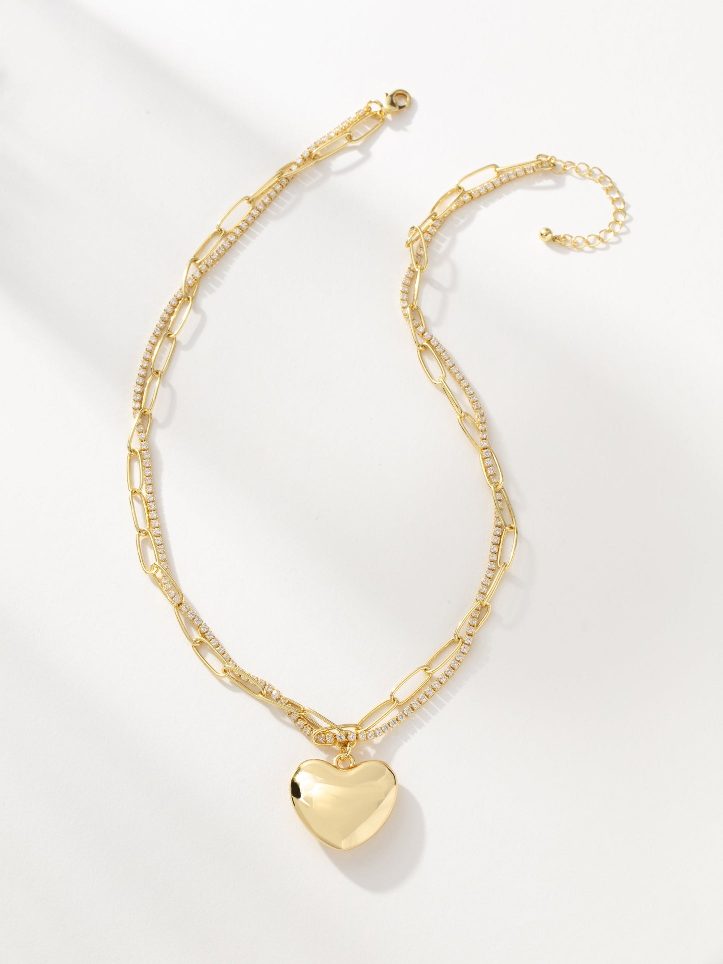 Collar de cadena y corazón entrelazados
