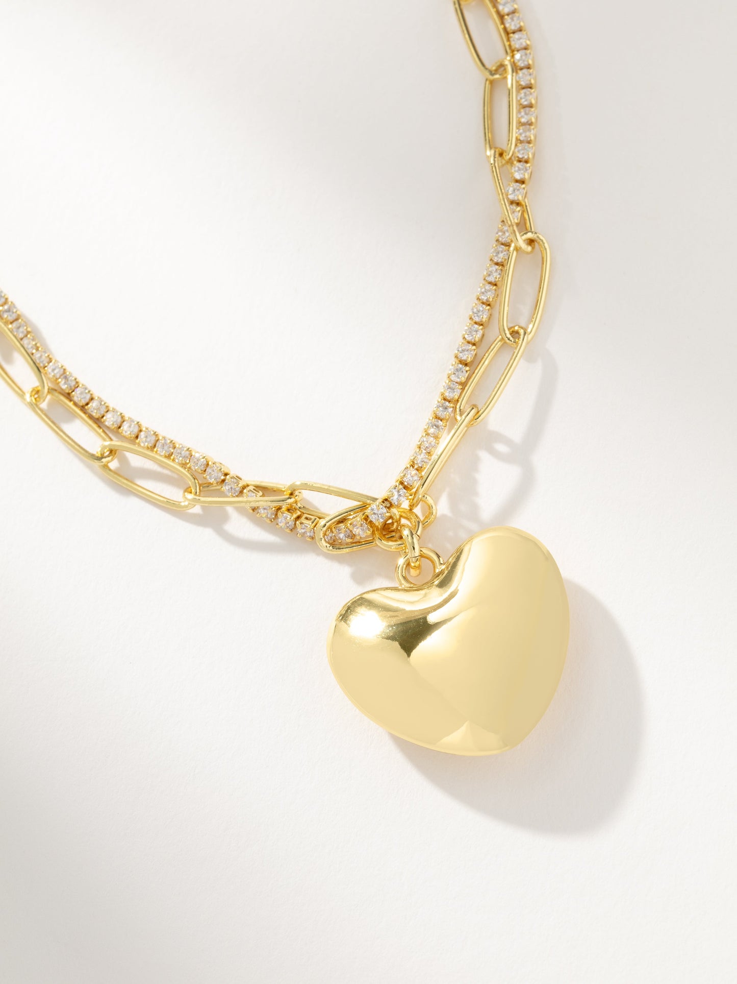 Collar de cadena y corazón entrelazados