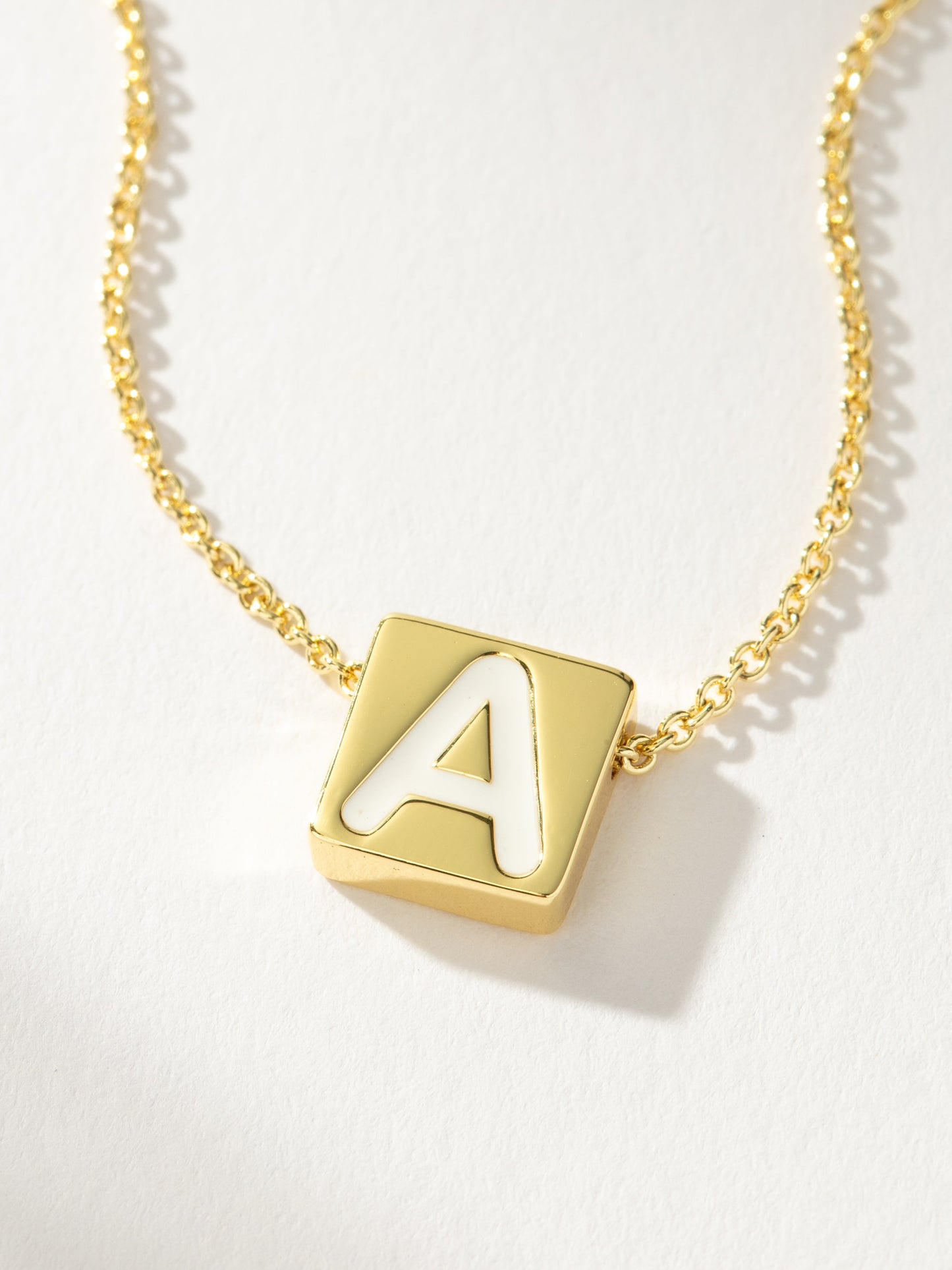 Collar con letras llamativas