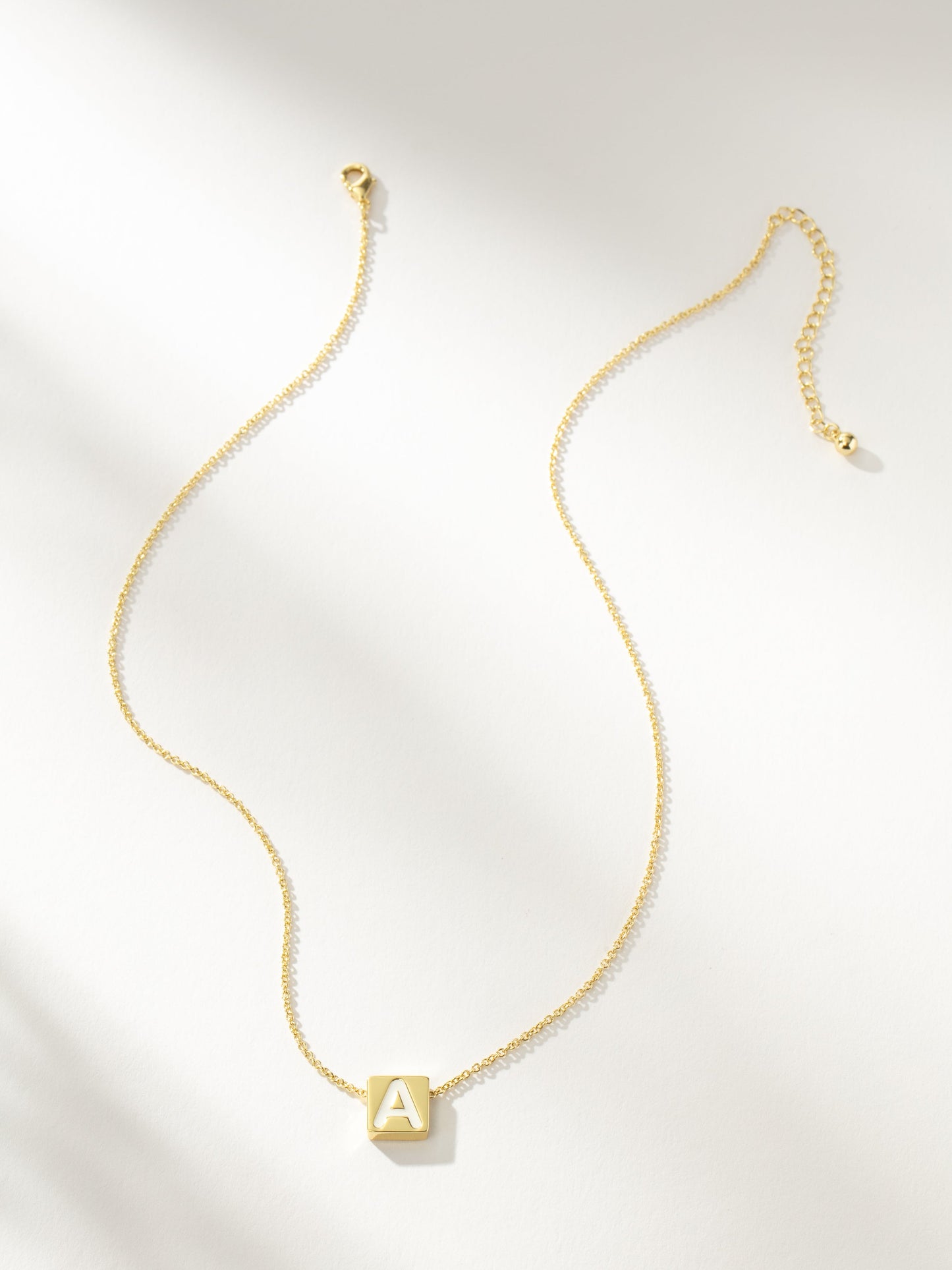 Collar con letras llamativas