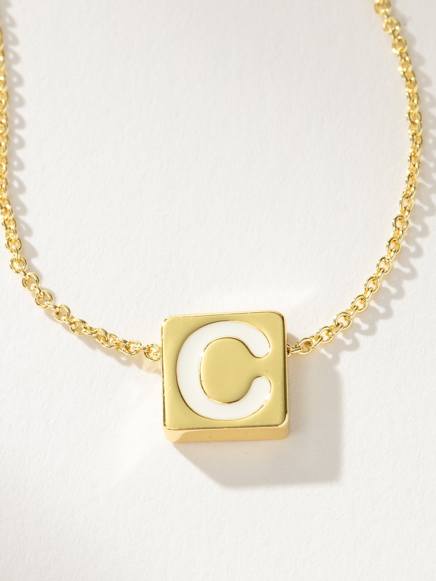 Collar con letras llamativas