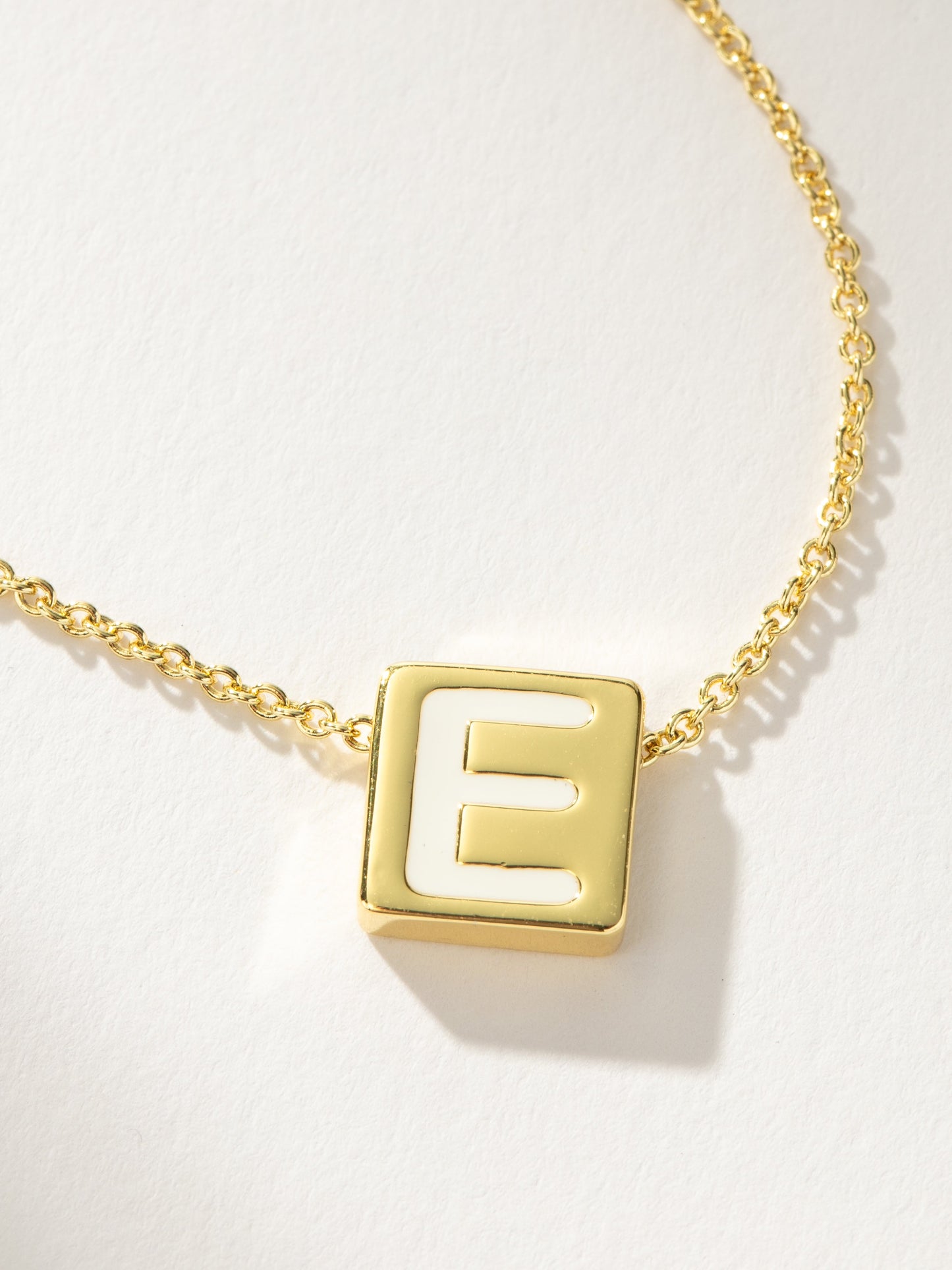 Collar con letras llamativas