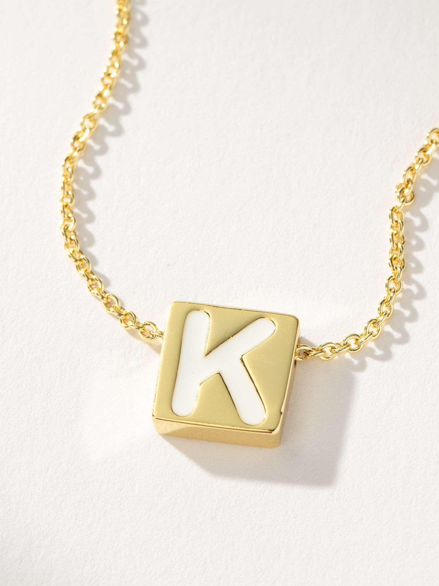 Collar con letras llamativas