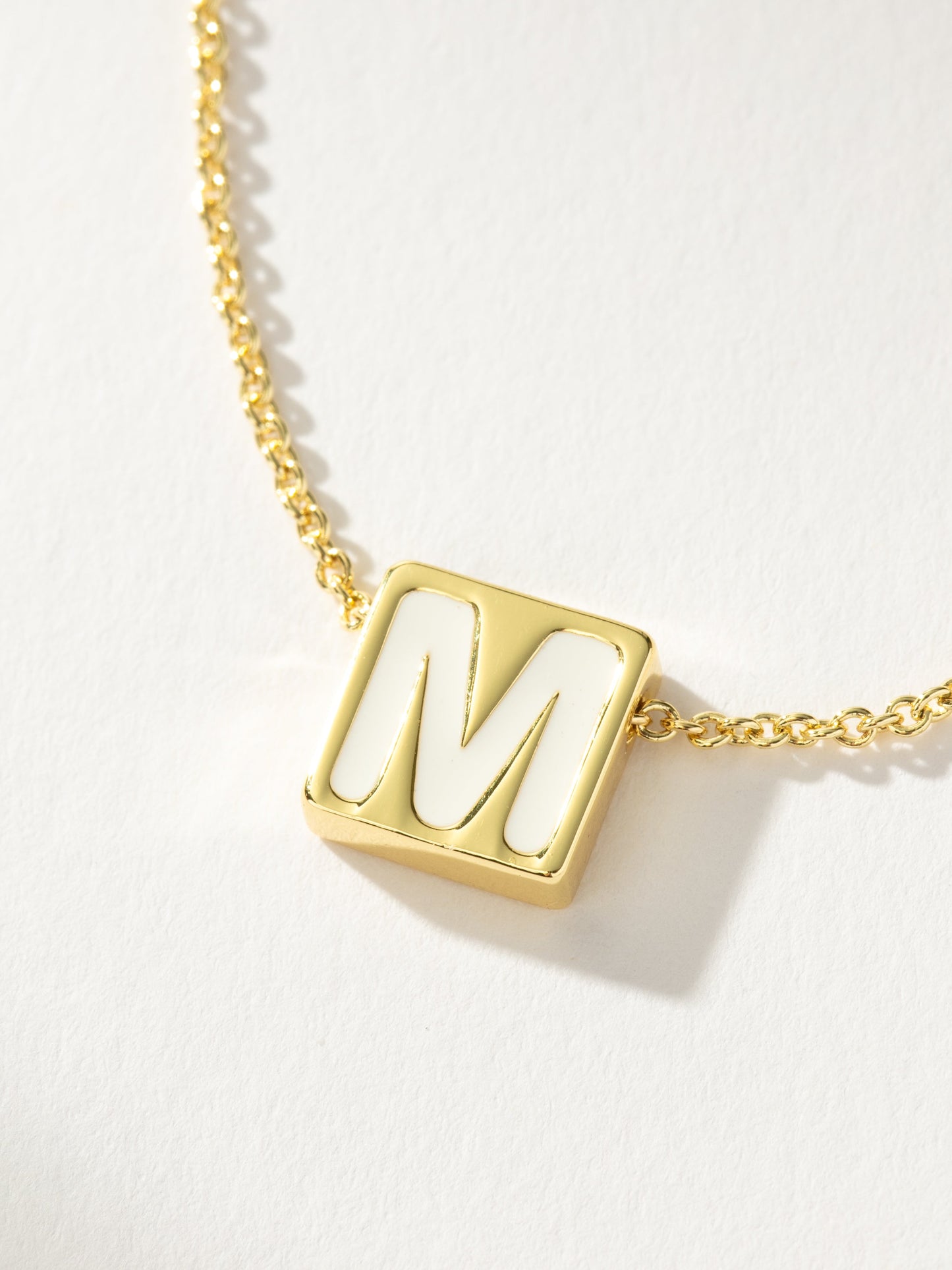 Collar con letras llamativas