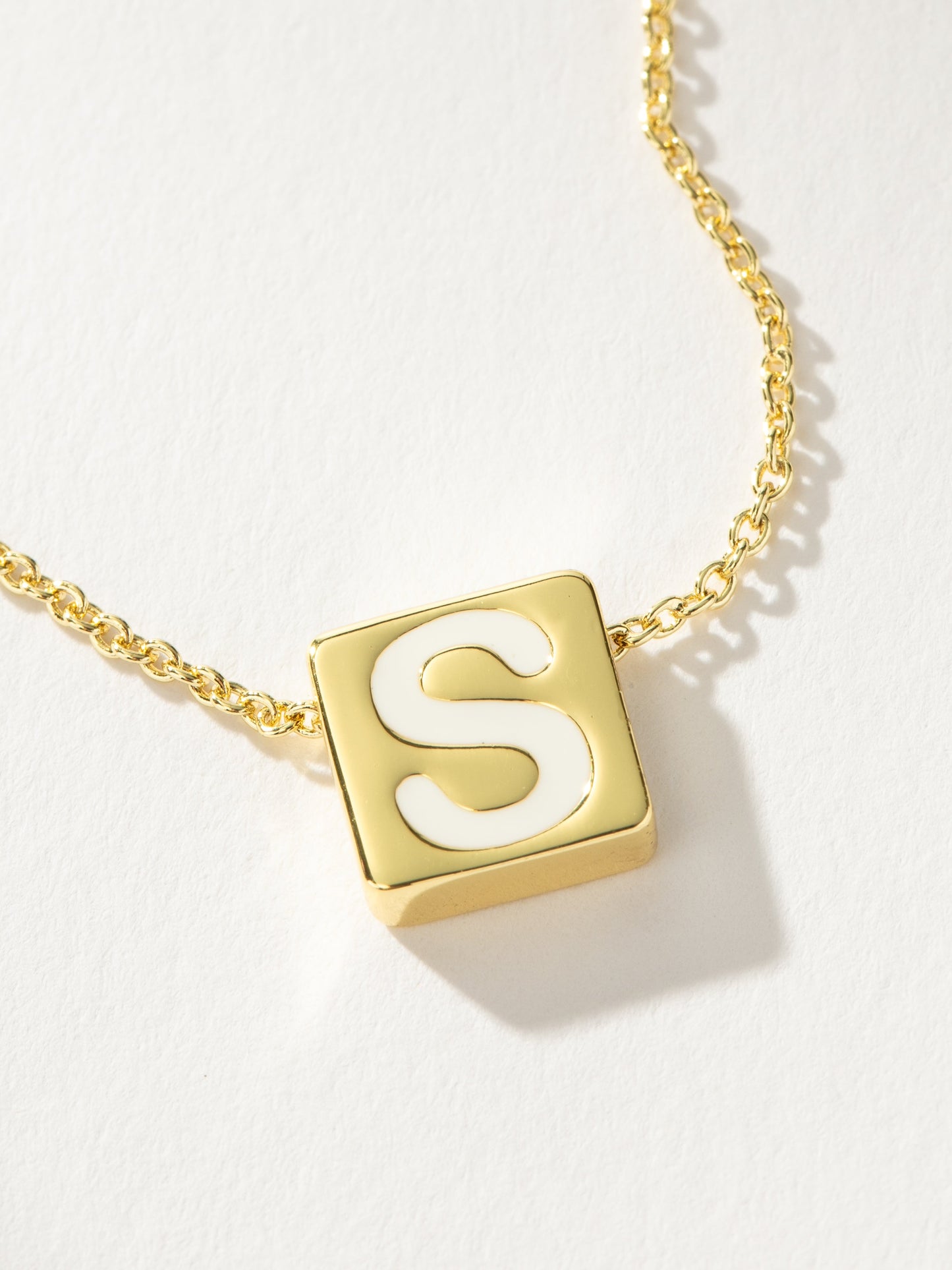 Collar con letras llamativas