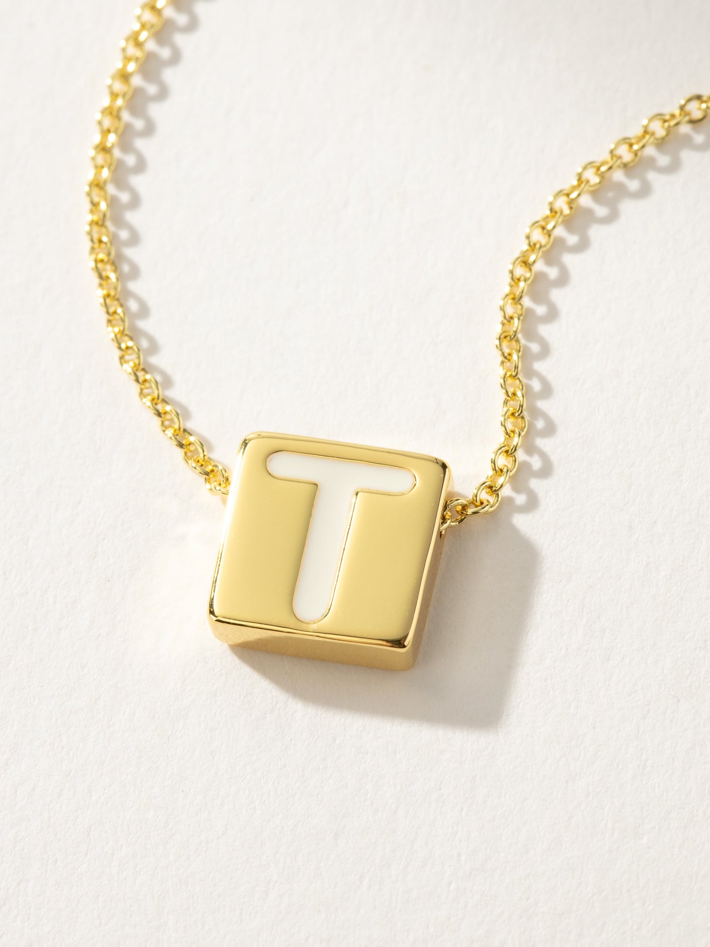 Collar con letras llamativas