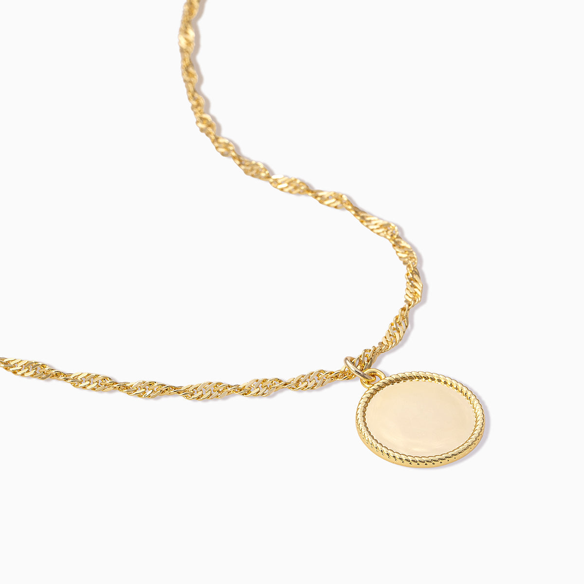 Collar con colgante circular