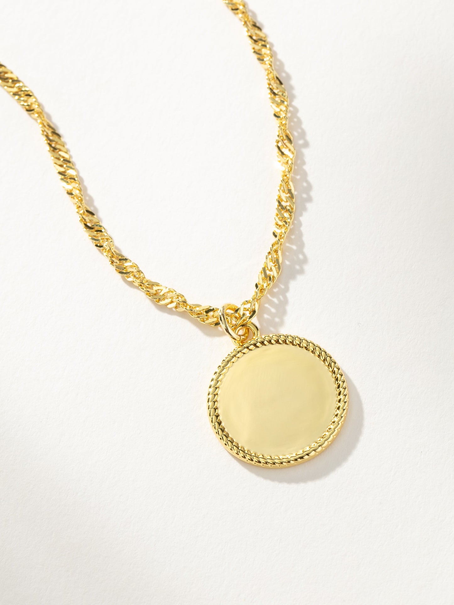 Collar con colgante circular