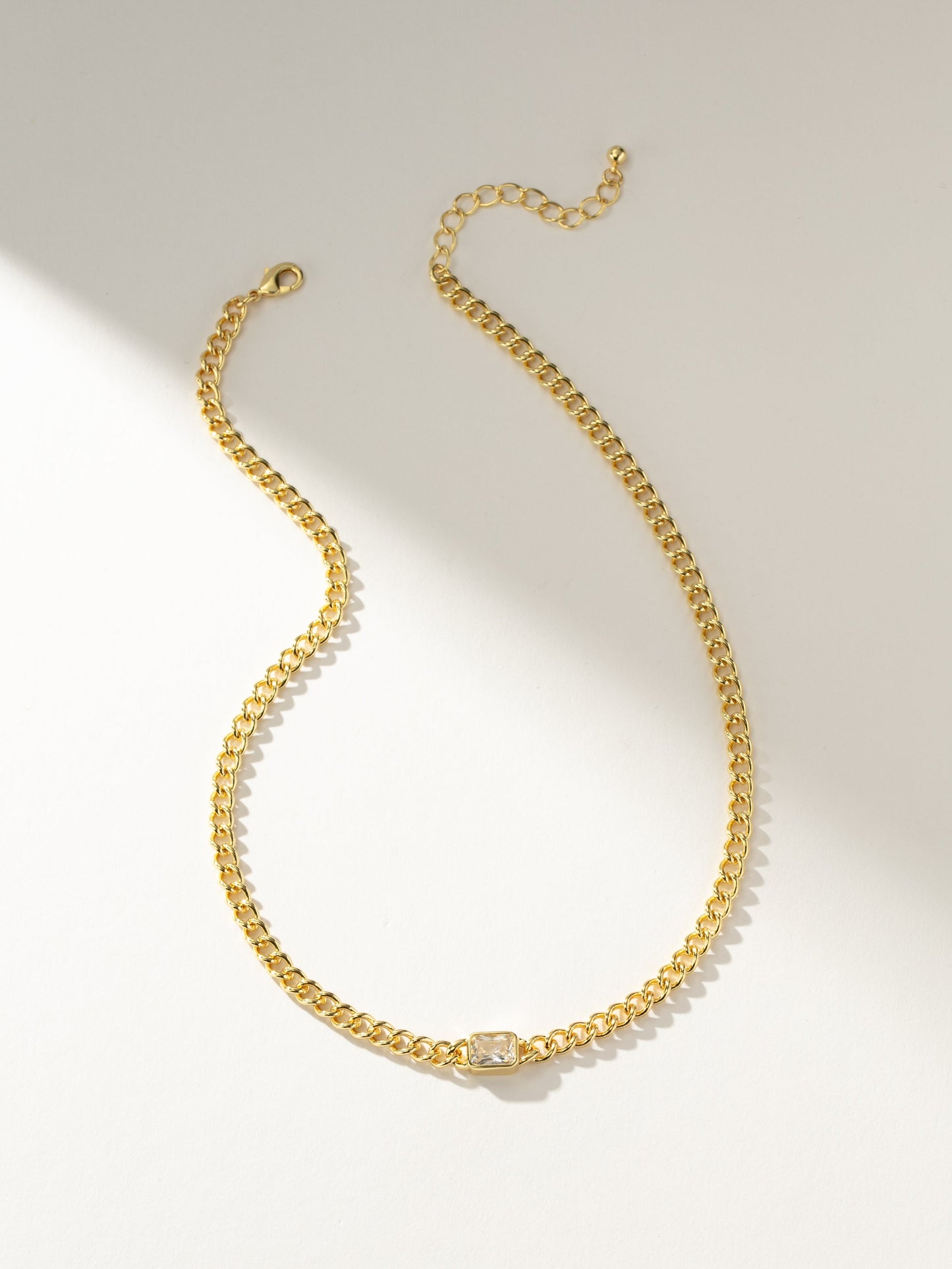 Collar de cadena que llama la atención