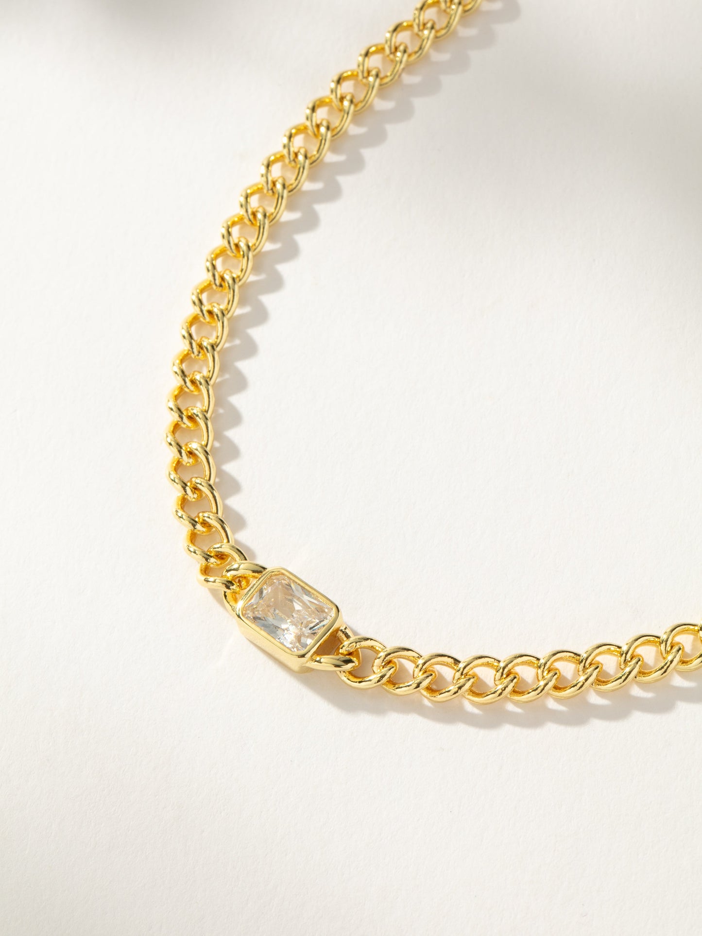 Collar de cadena que llama la atención