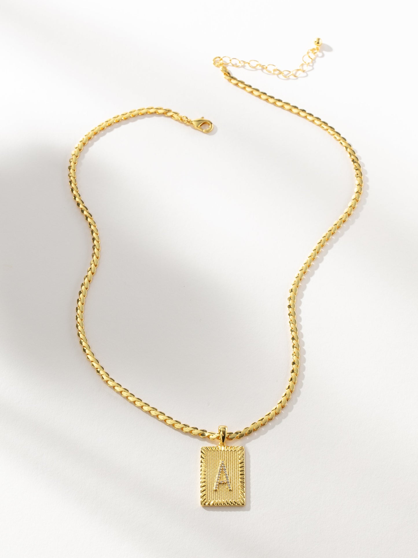 Collar de cadena con letras