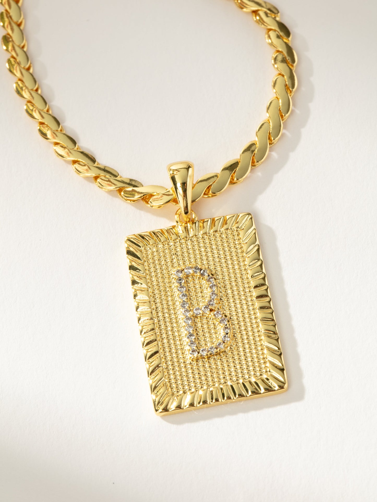 Collar de cadena con letras