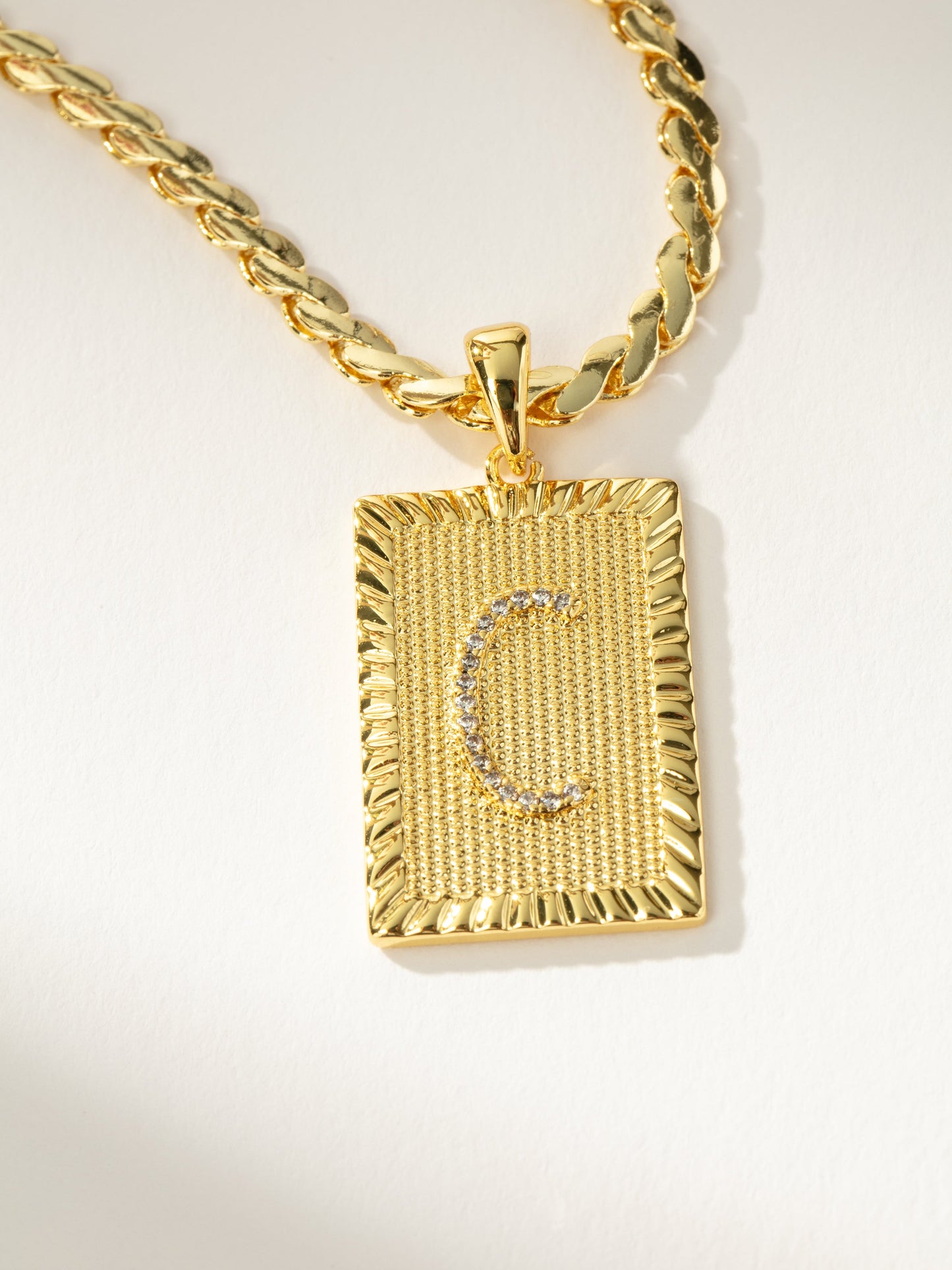 Collar de cadena con letras