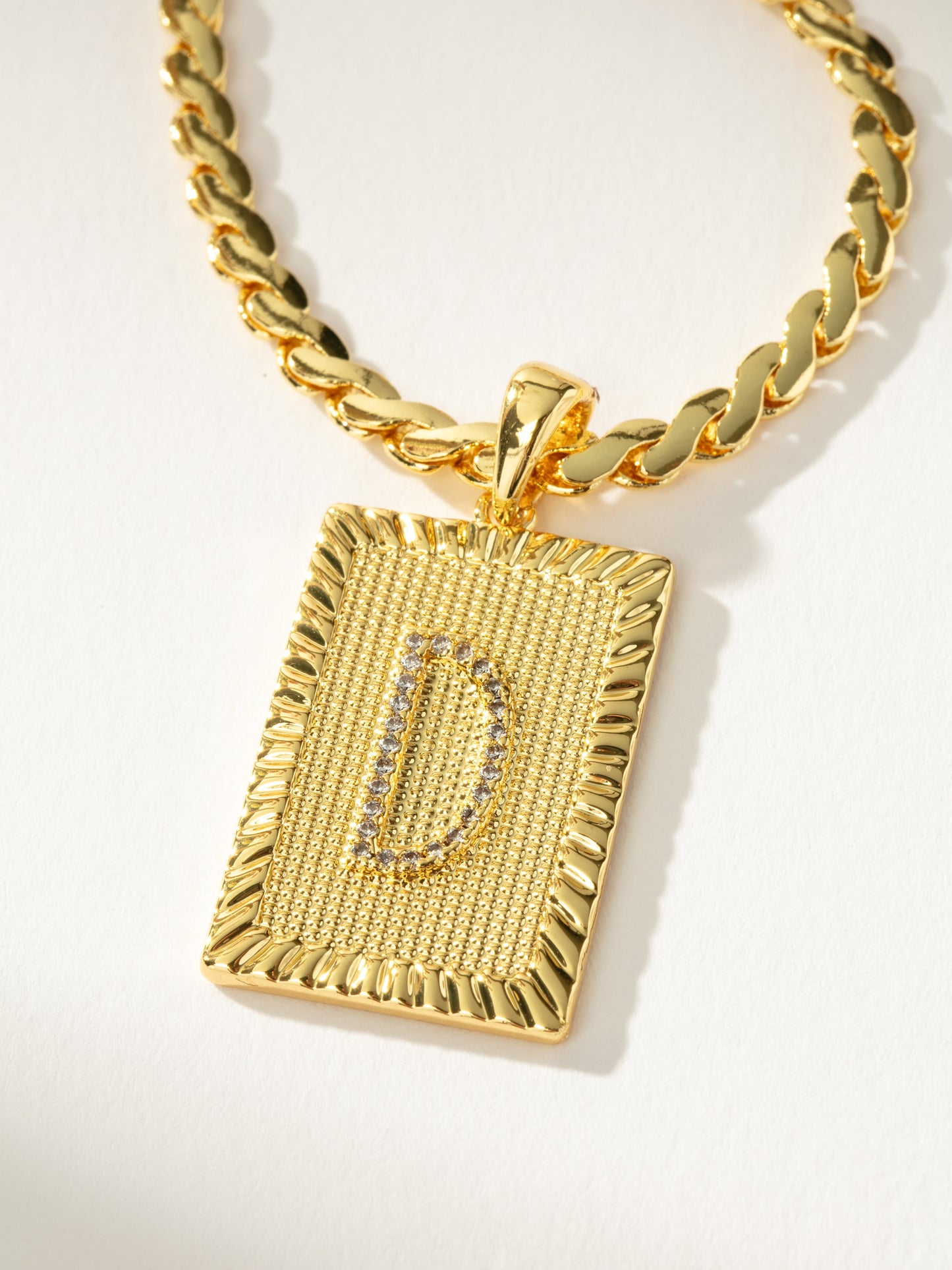 Collar de cadena con letras