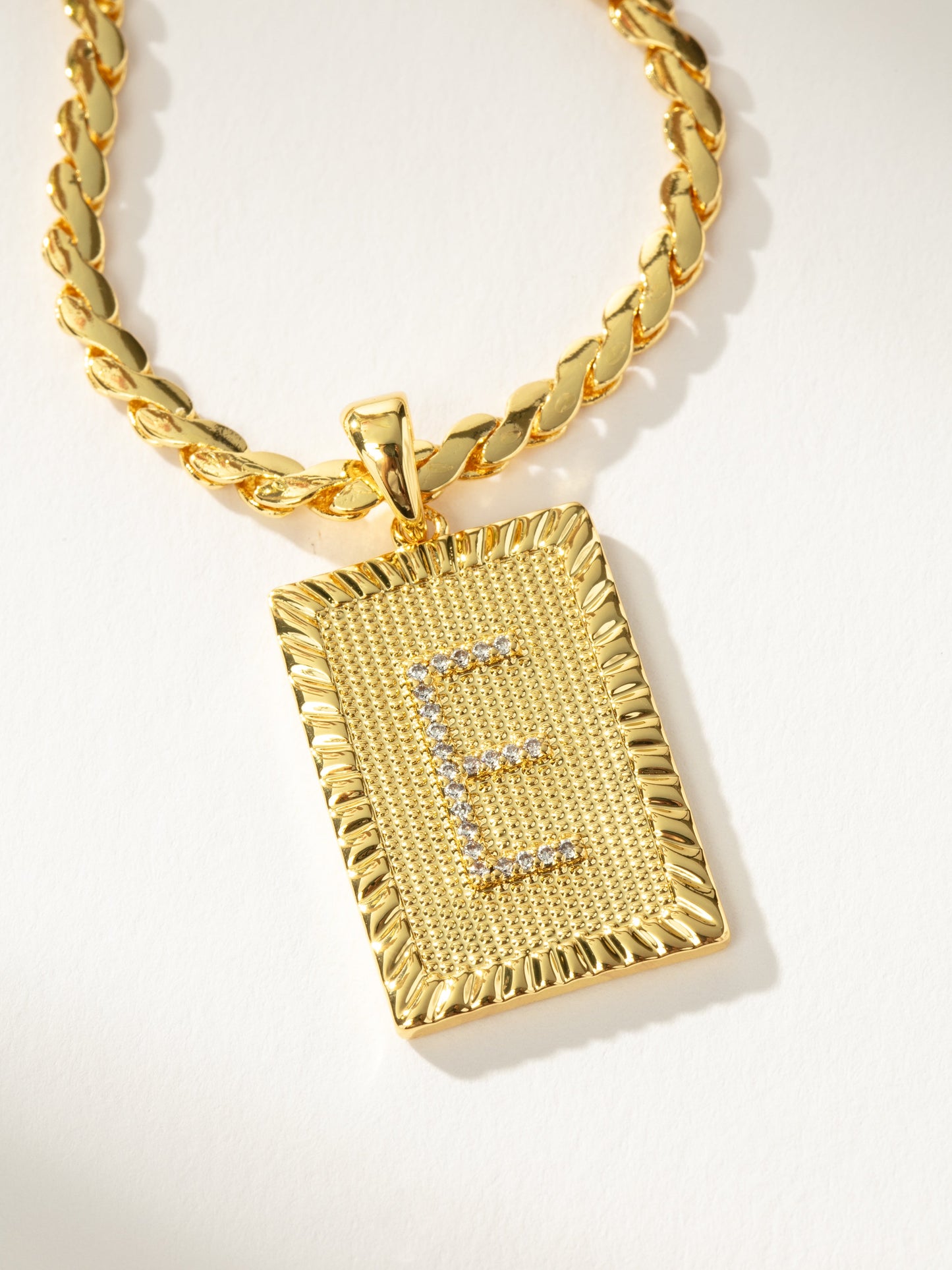Collar de cadena con letras