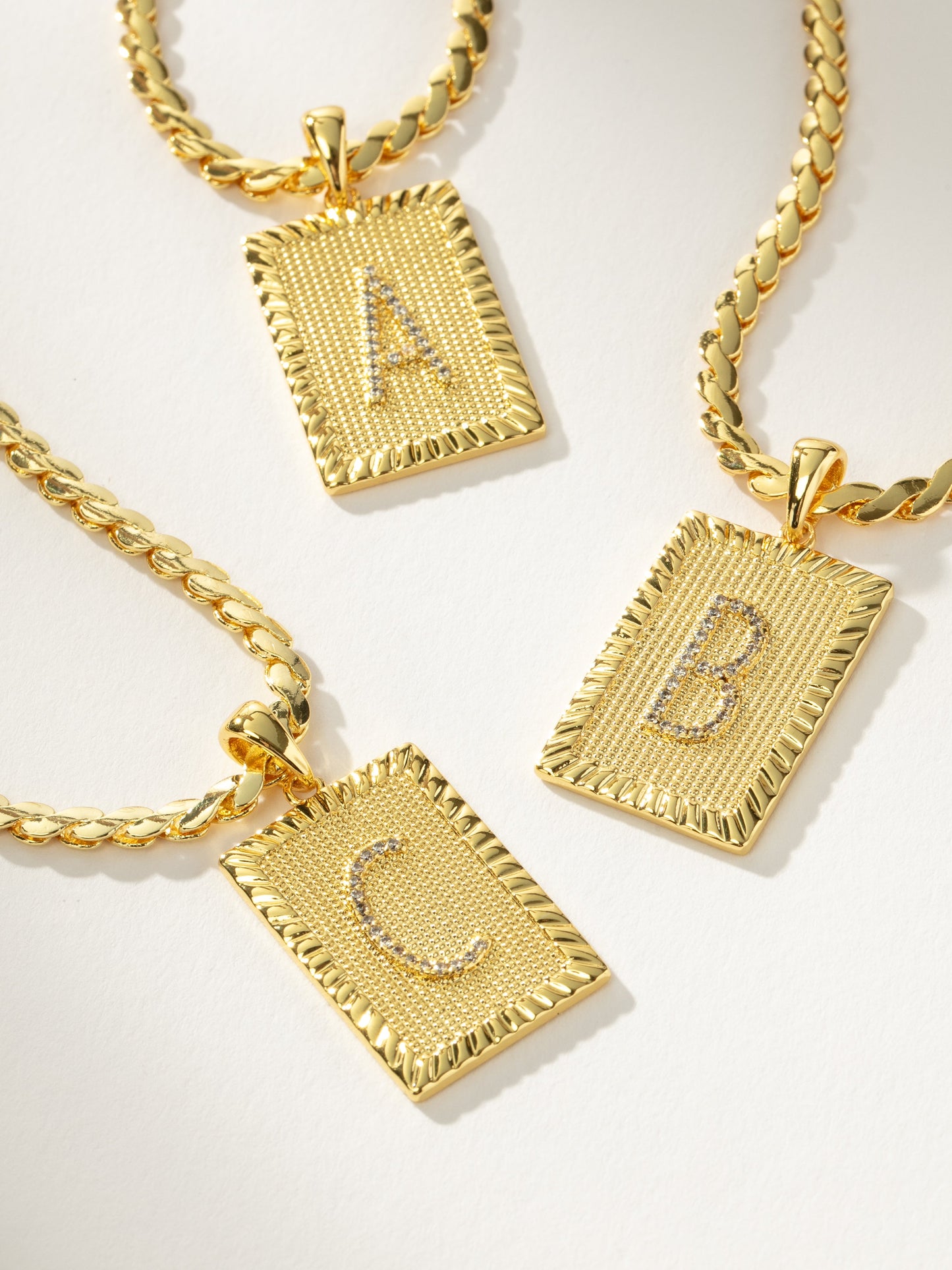 Collar de cadena con letras
