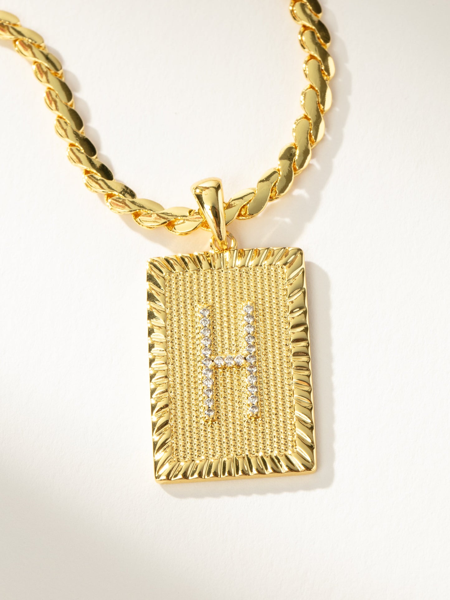 Collar de cadena con letras