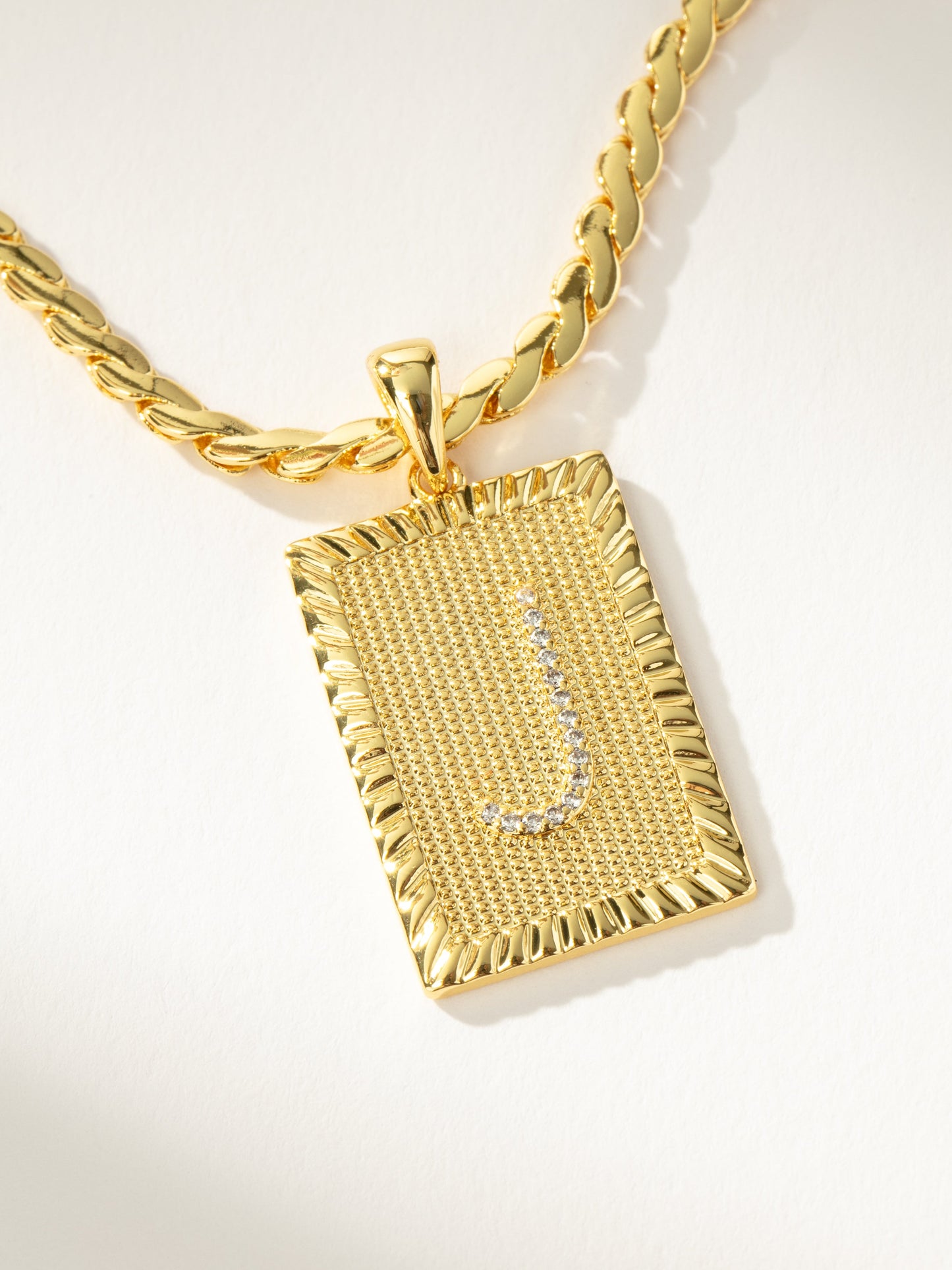 Collar de cadena con letras