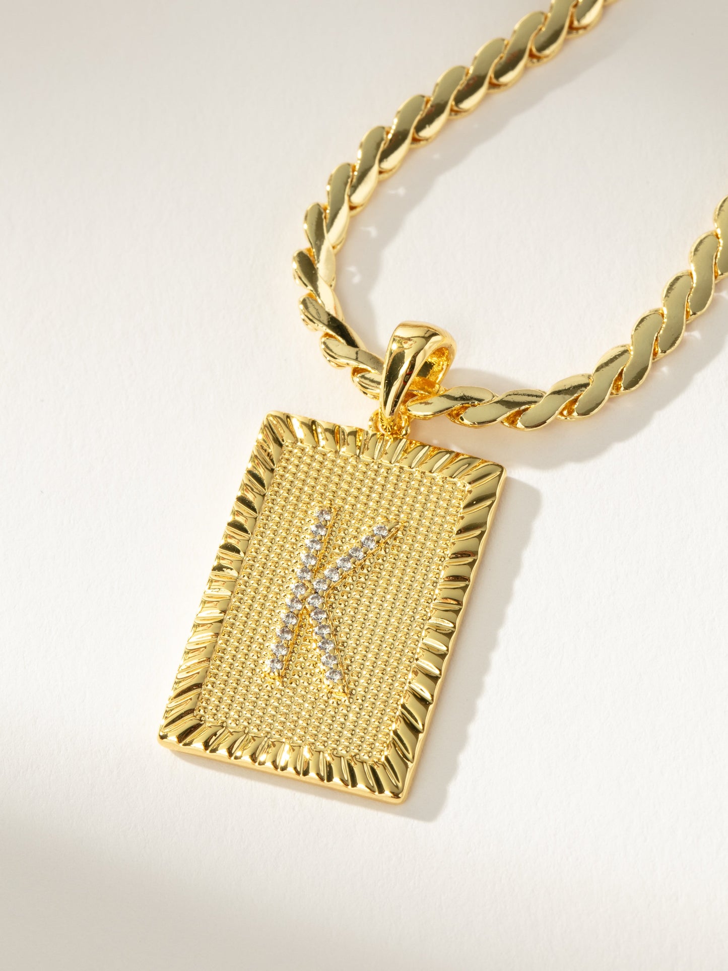 Collar de cadena con letras