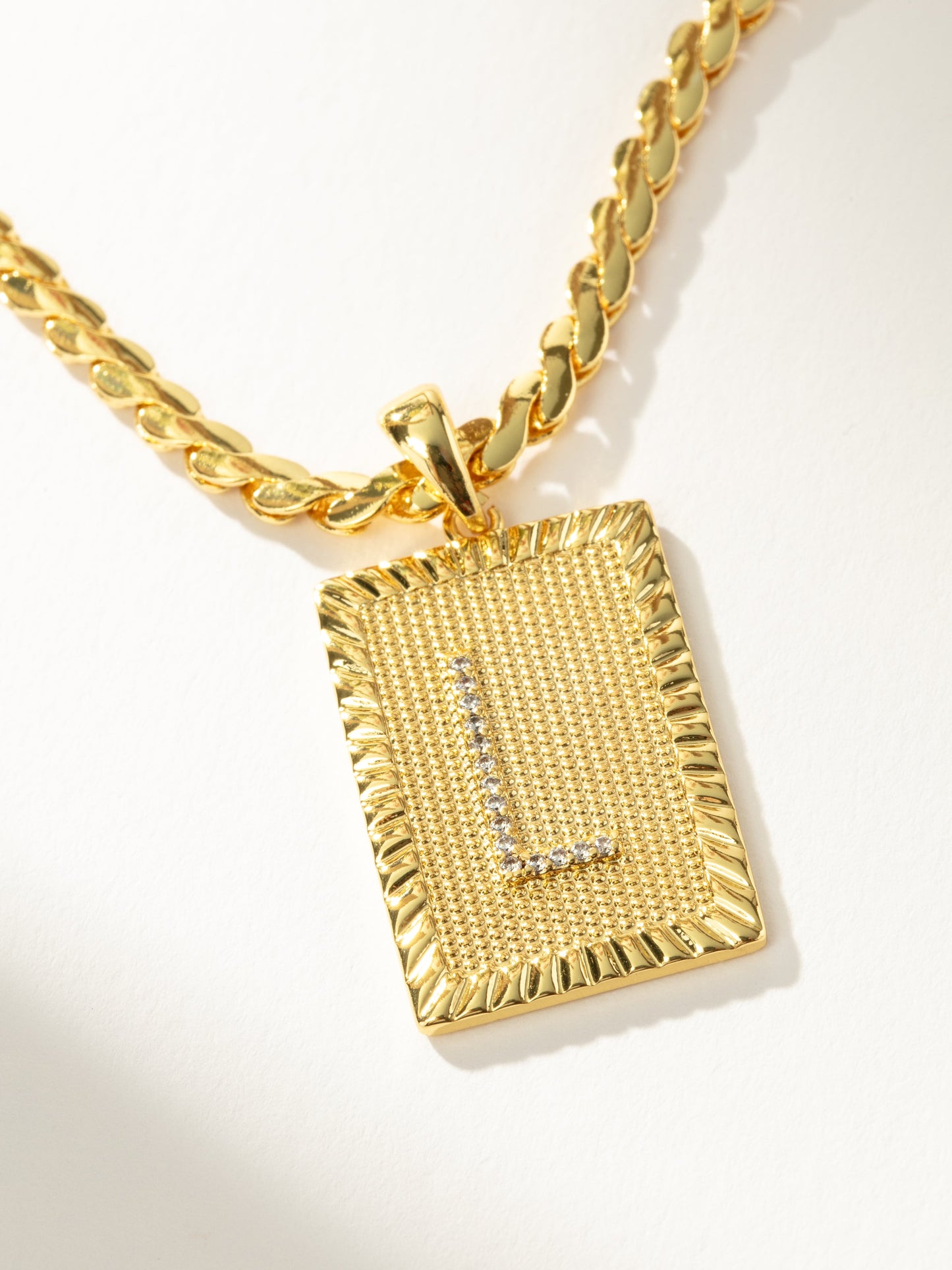 Collar de cadena con letras