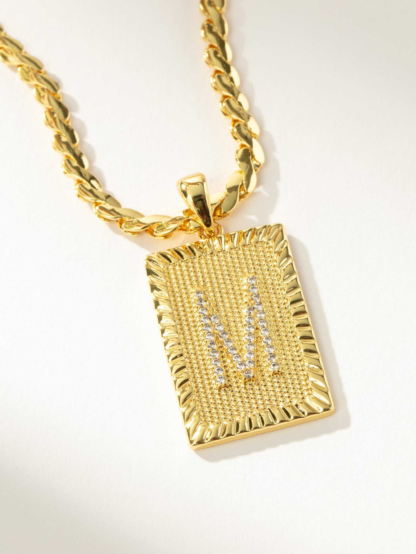 Collar de cadena con letras