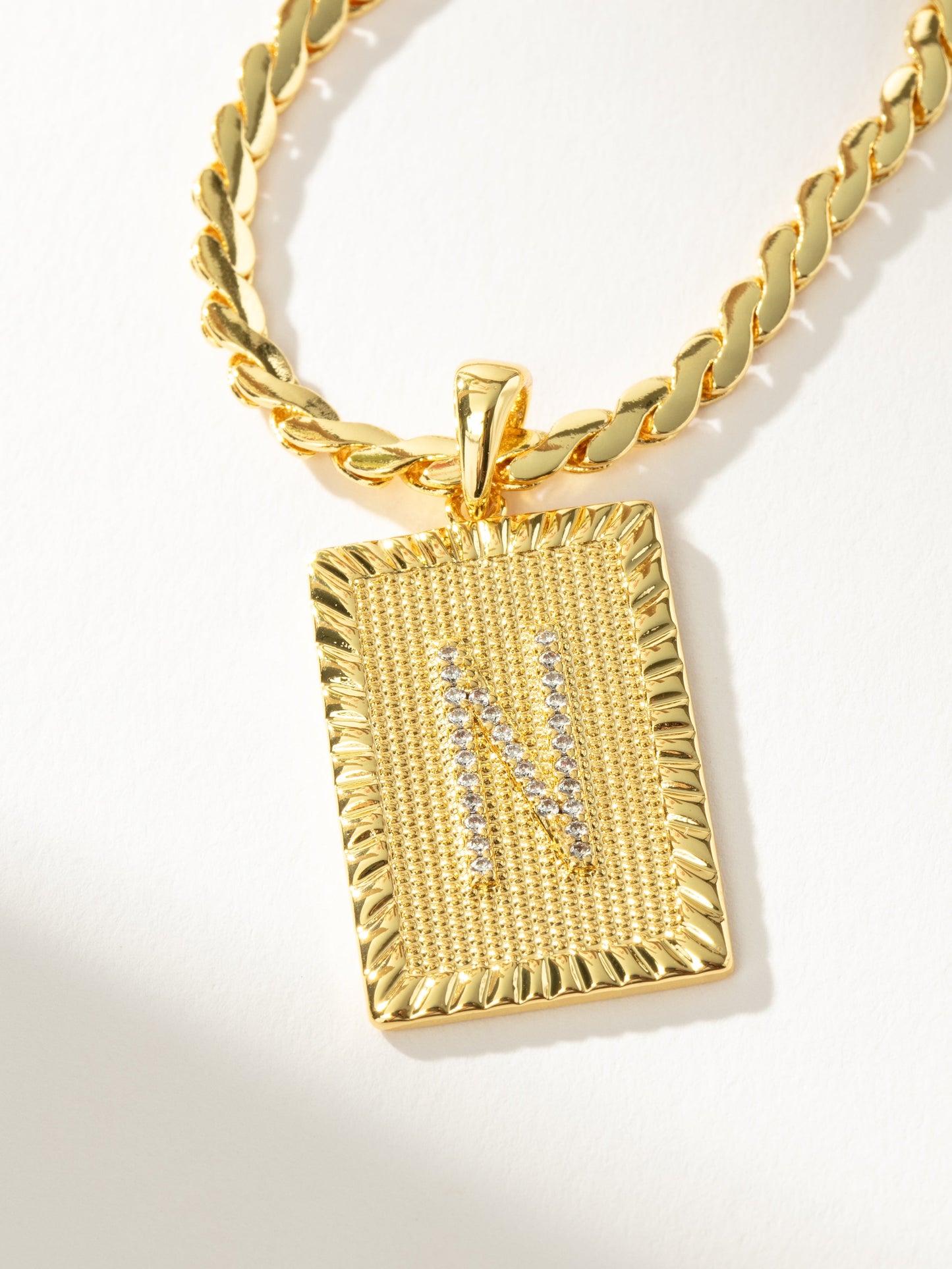 Collar de cadena con letras