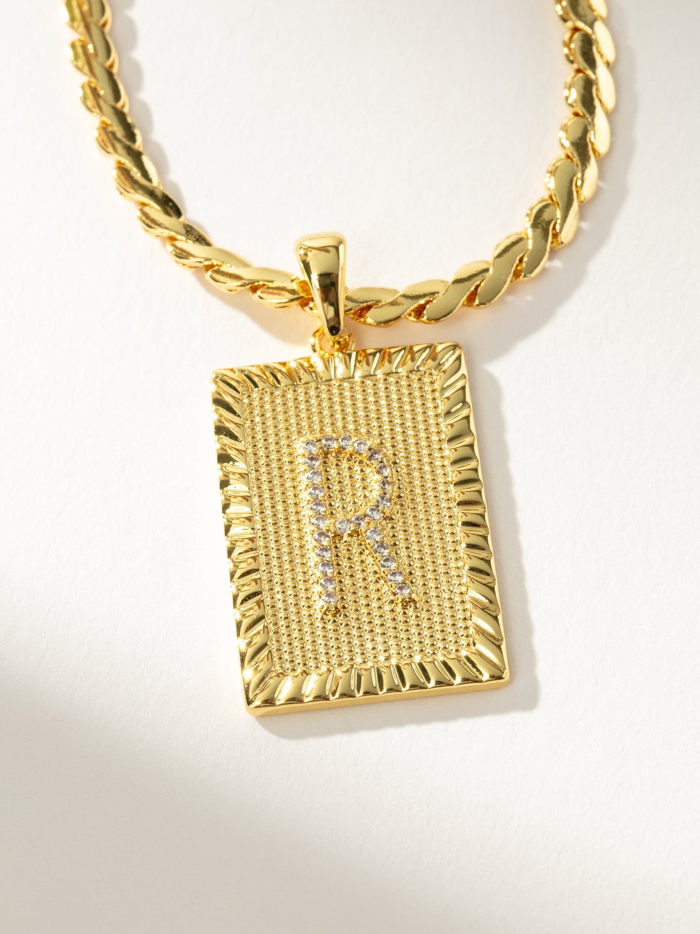 Collar de cadena con letras