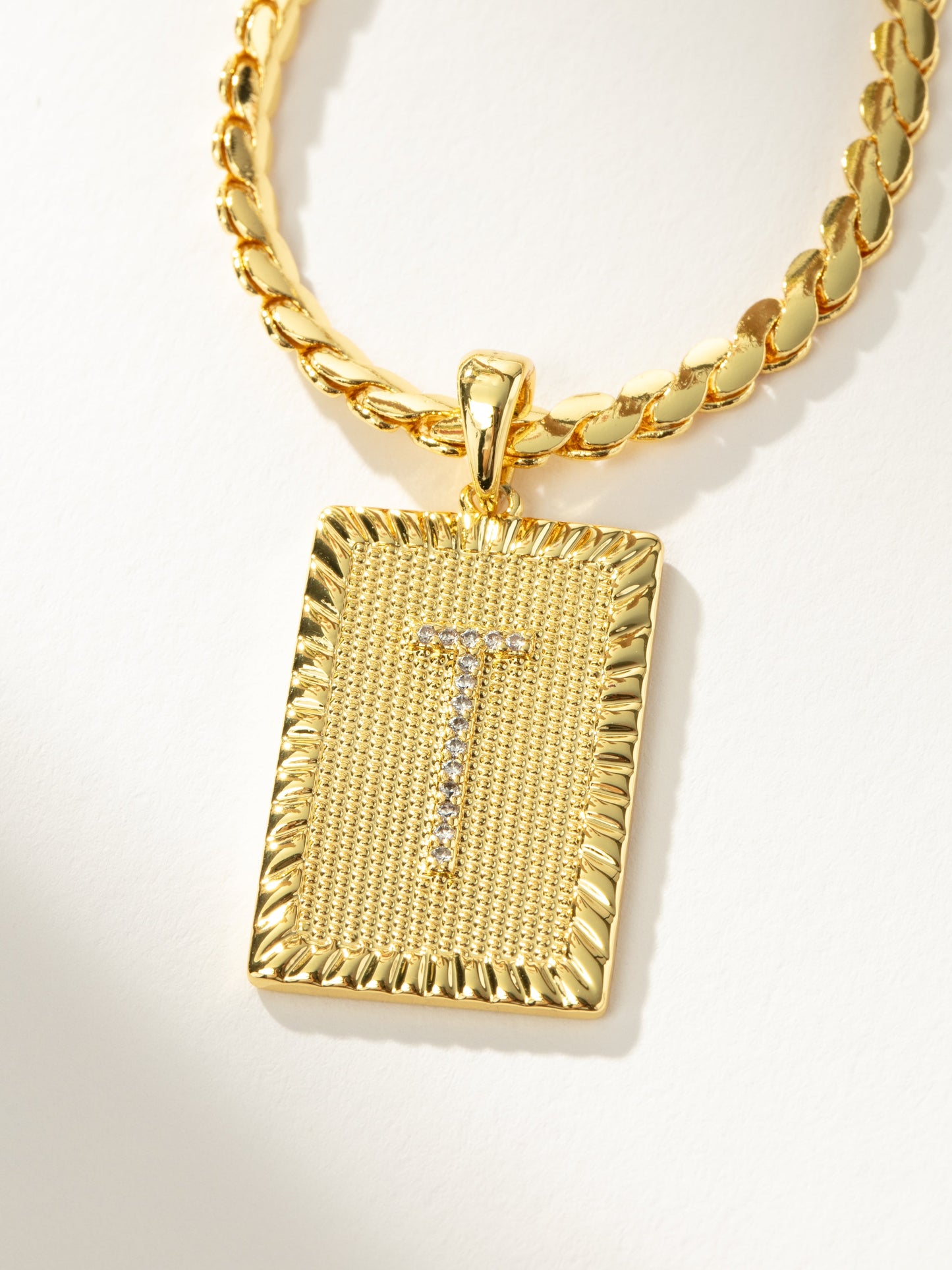 Collar de cadena con letras