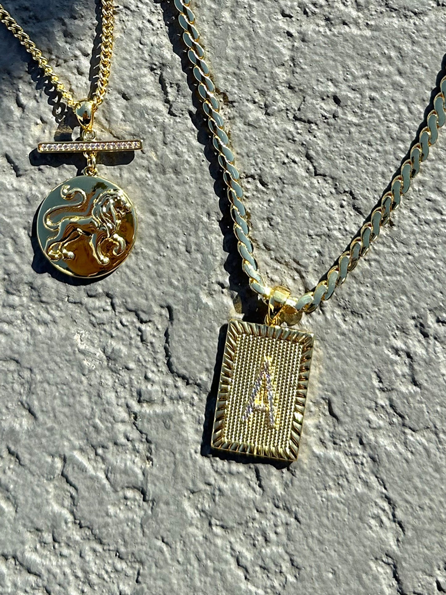 Collar de cadena con letras
