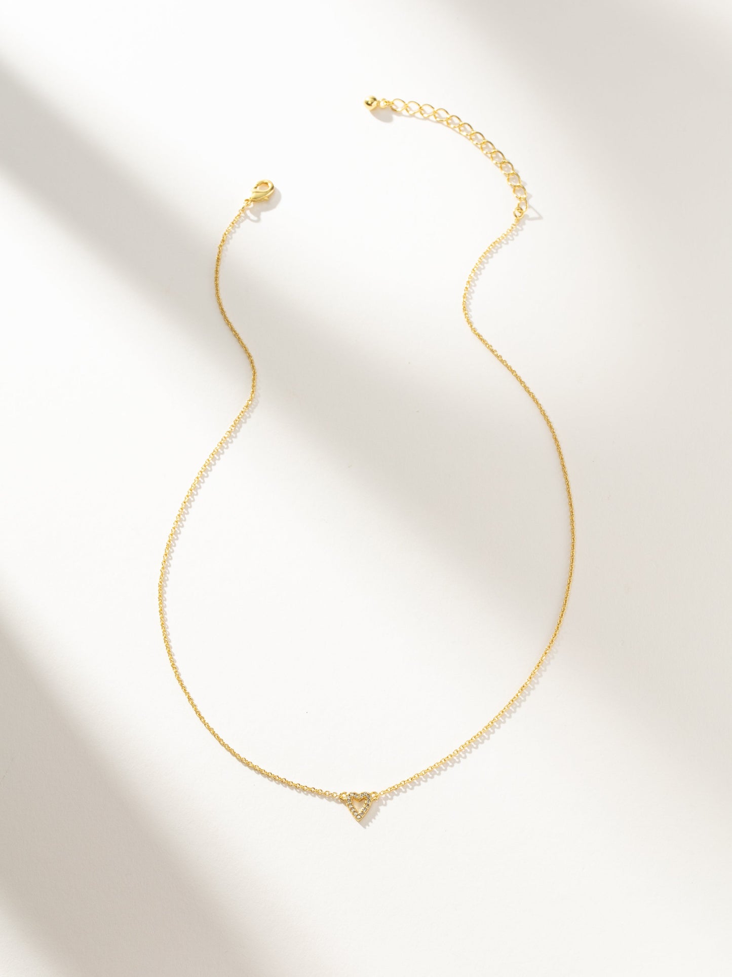 Collar de corazón abierto