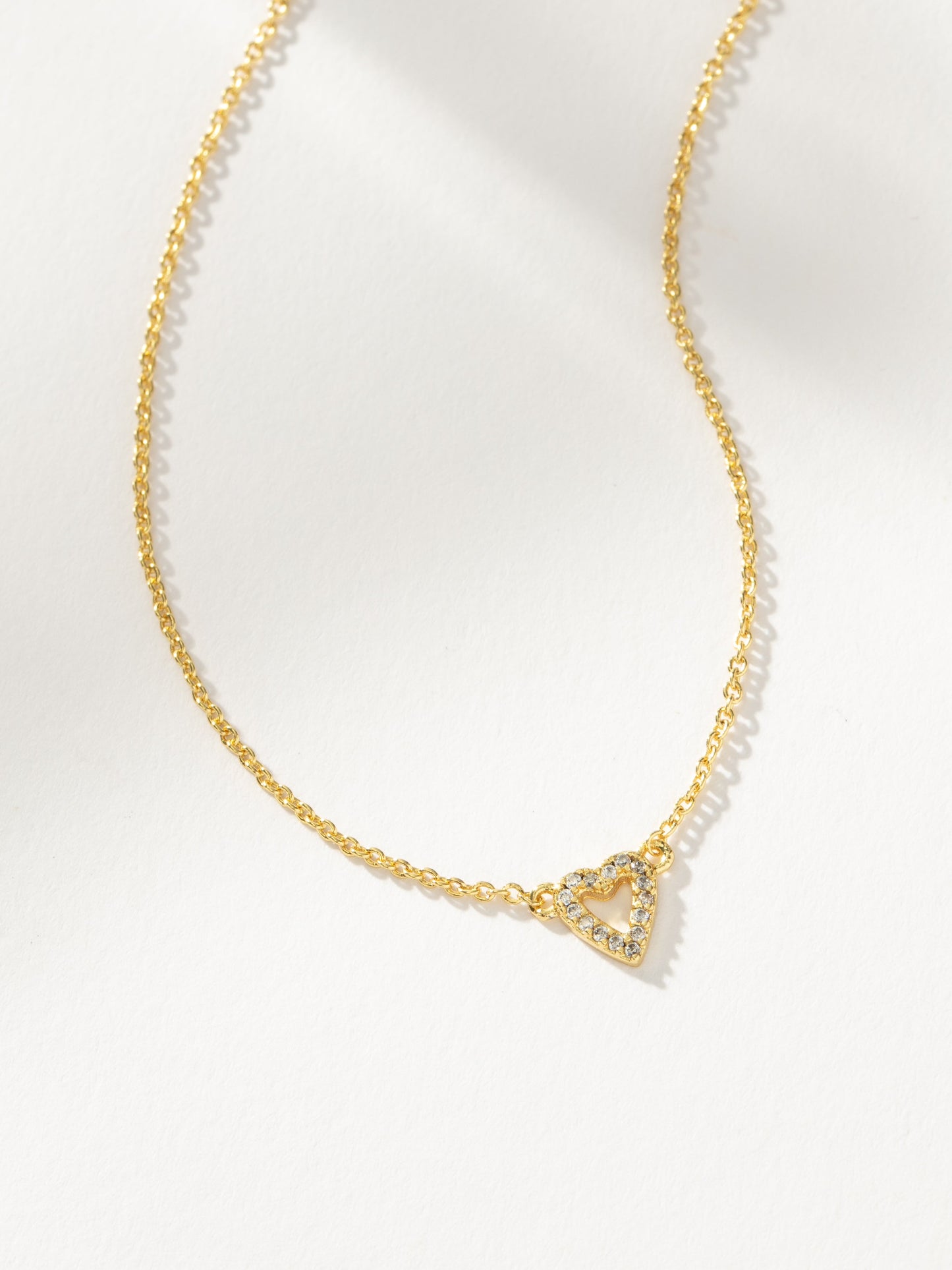 Collar de corazón abierto