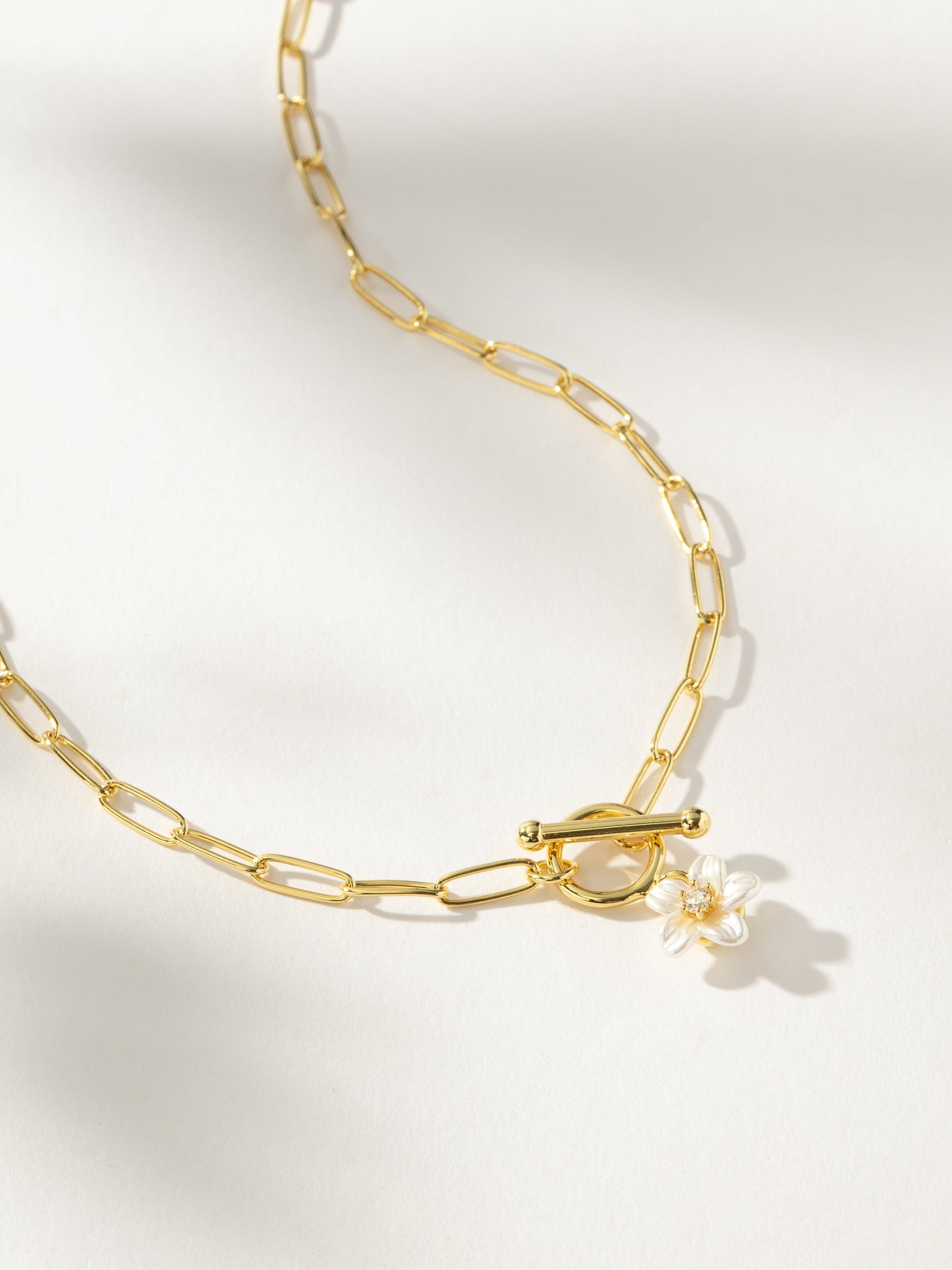 Collar con cadena y colgante "Recogiendo pétalos"