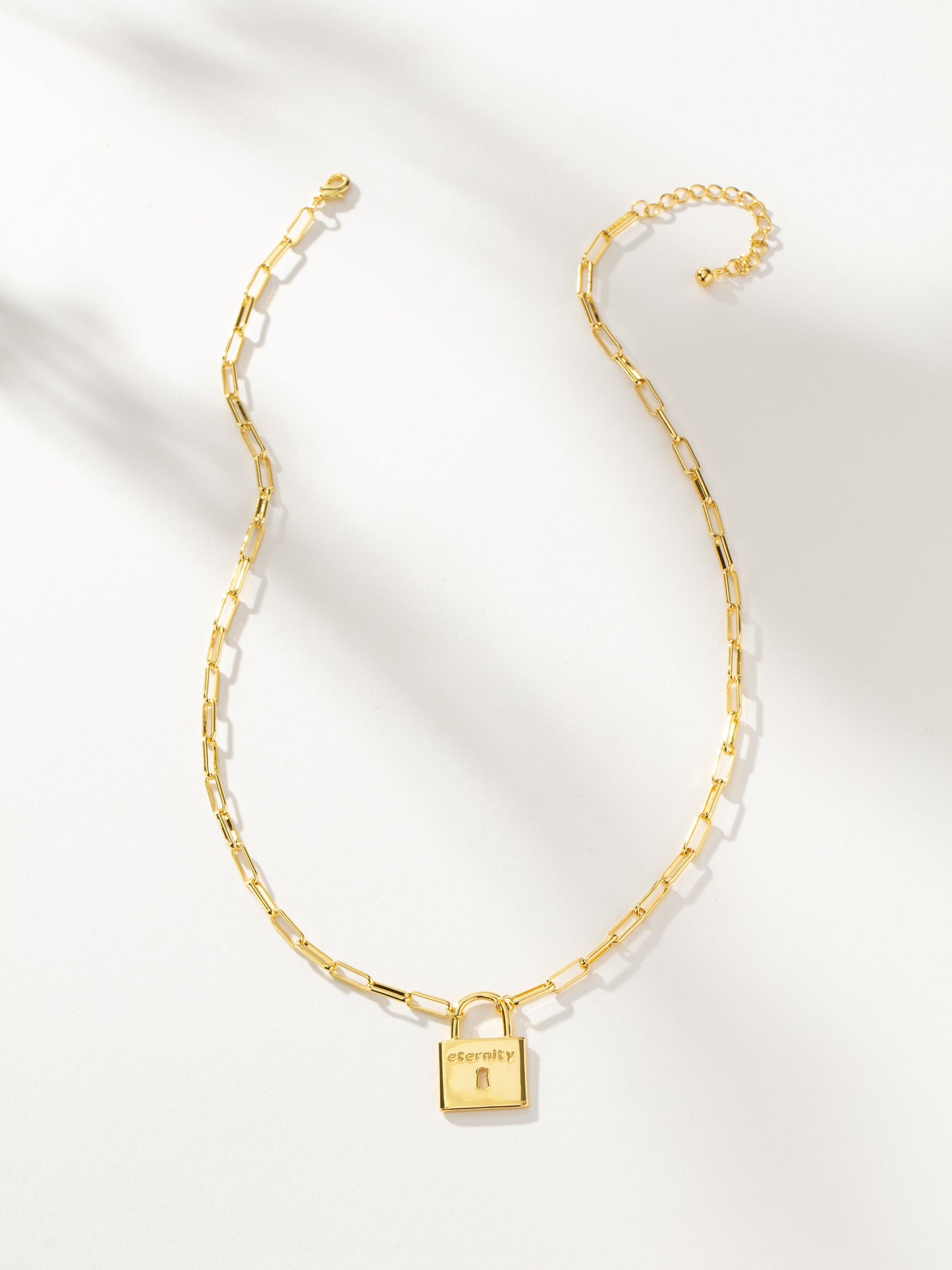 Collar con candado de eternidad