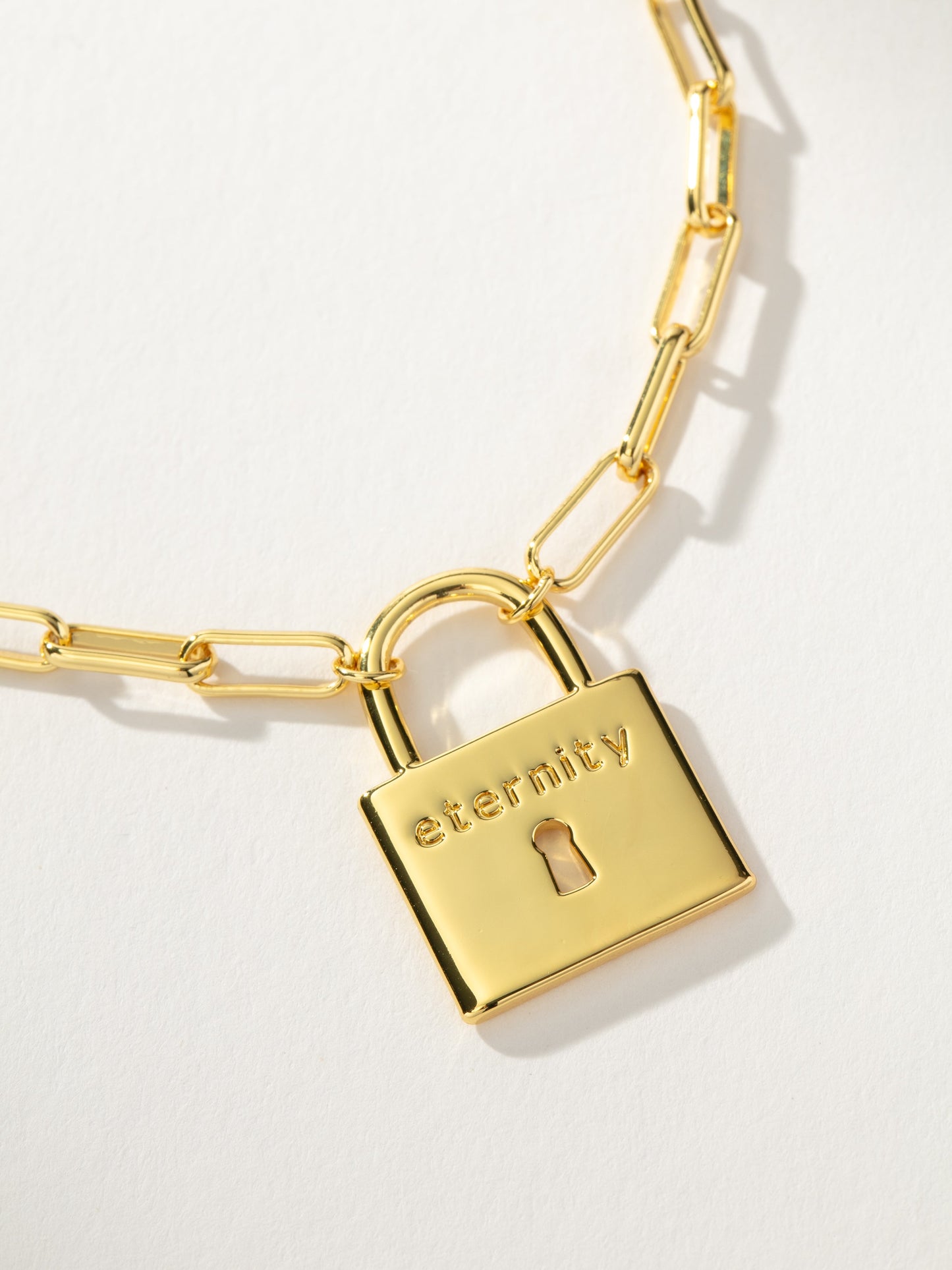 Collar con candado de eternidad