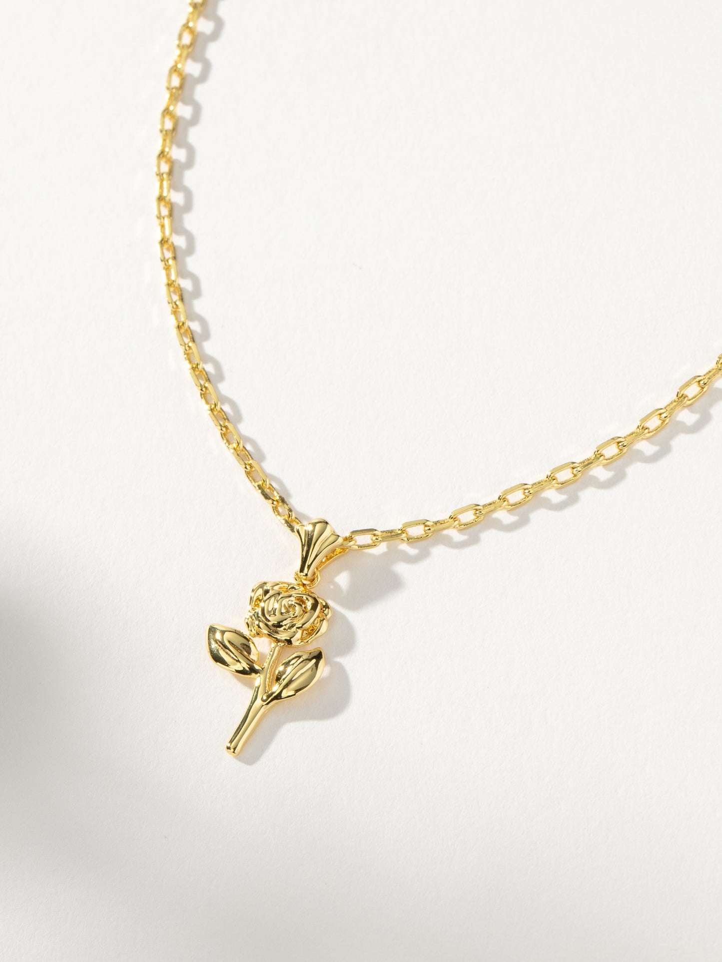 Collar con colgante de rosa