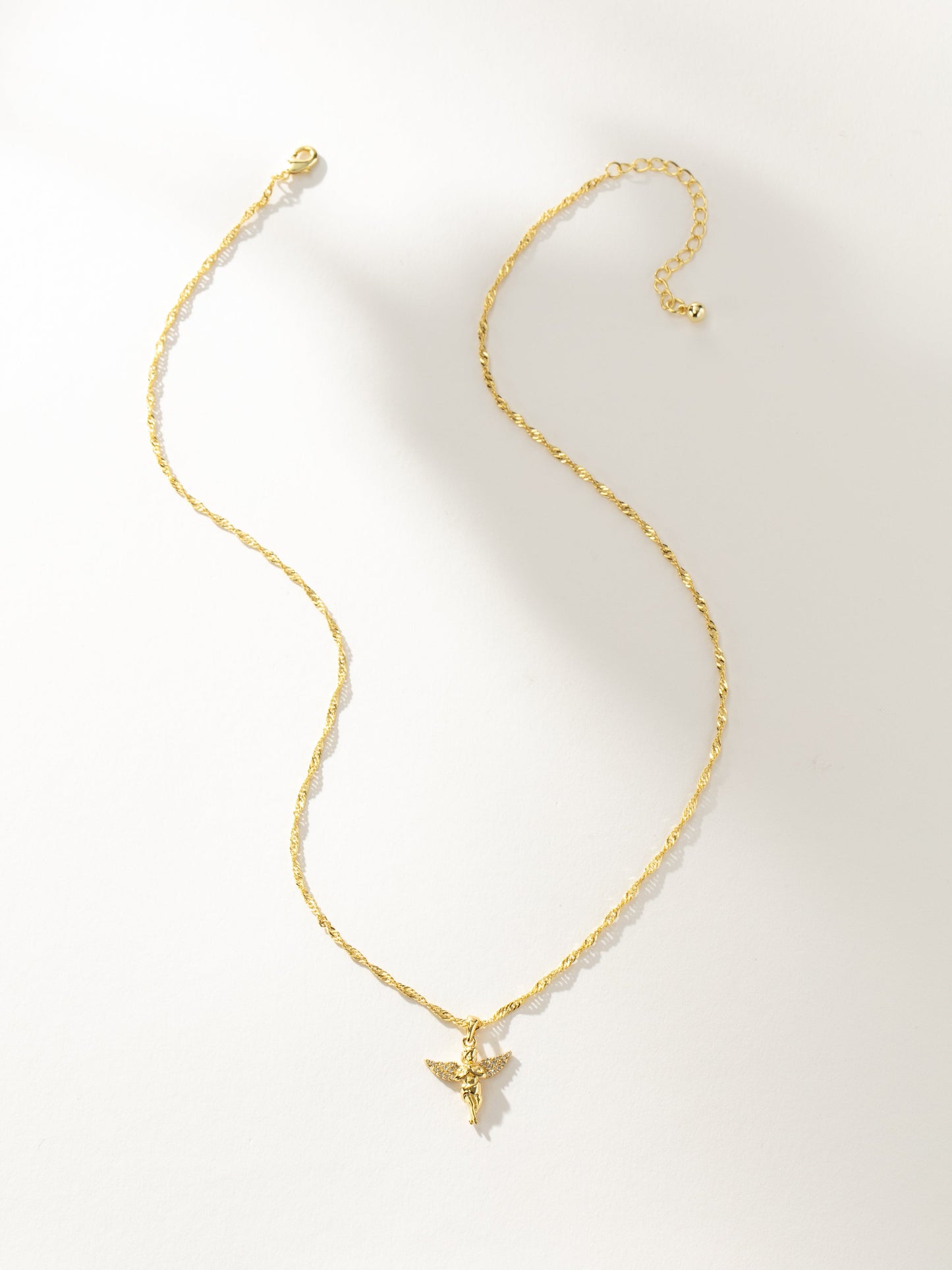 Collar colgante de ángel en la tierra