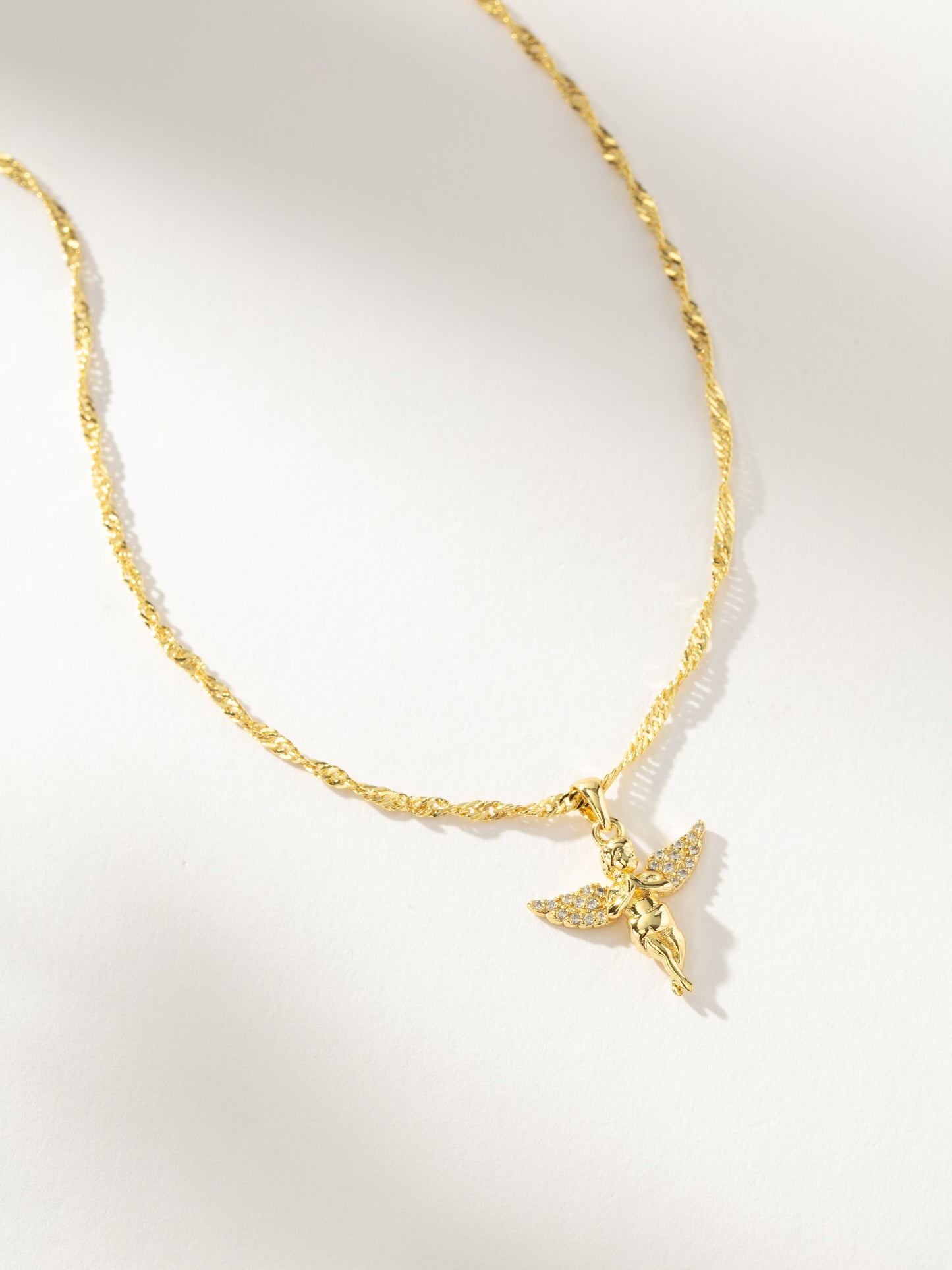 Collar colgante de ángel en la tierra