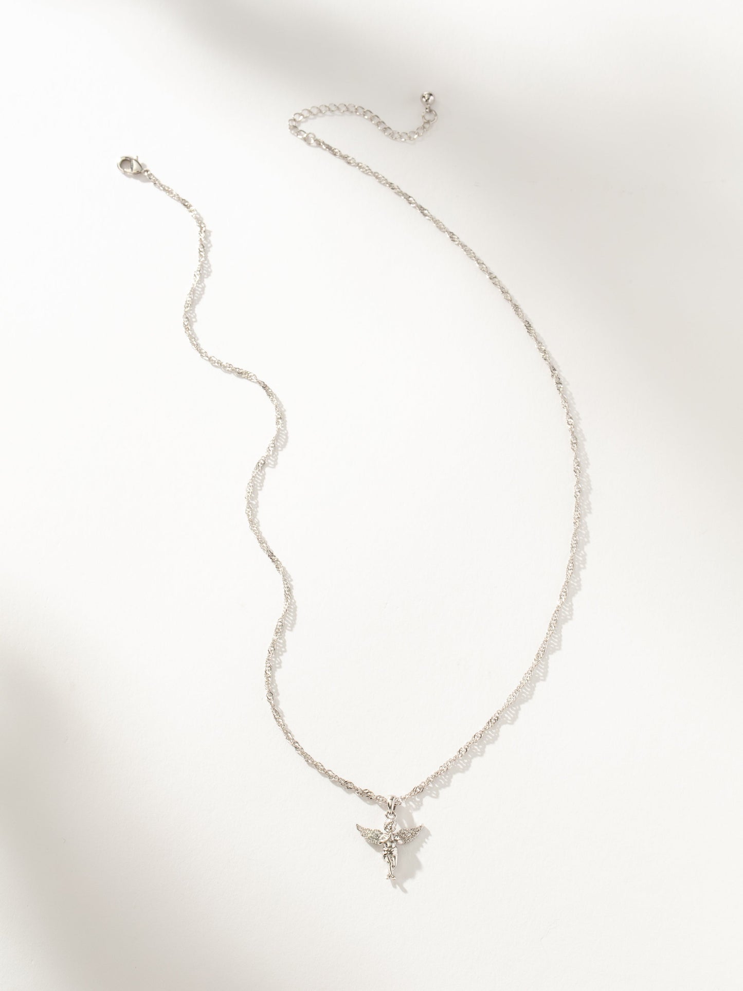 Collar colgante de ángel en la tierra