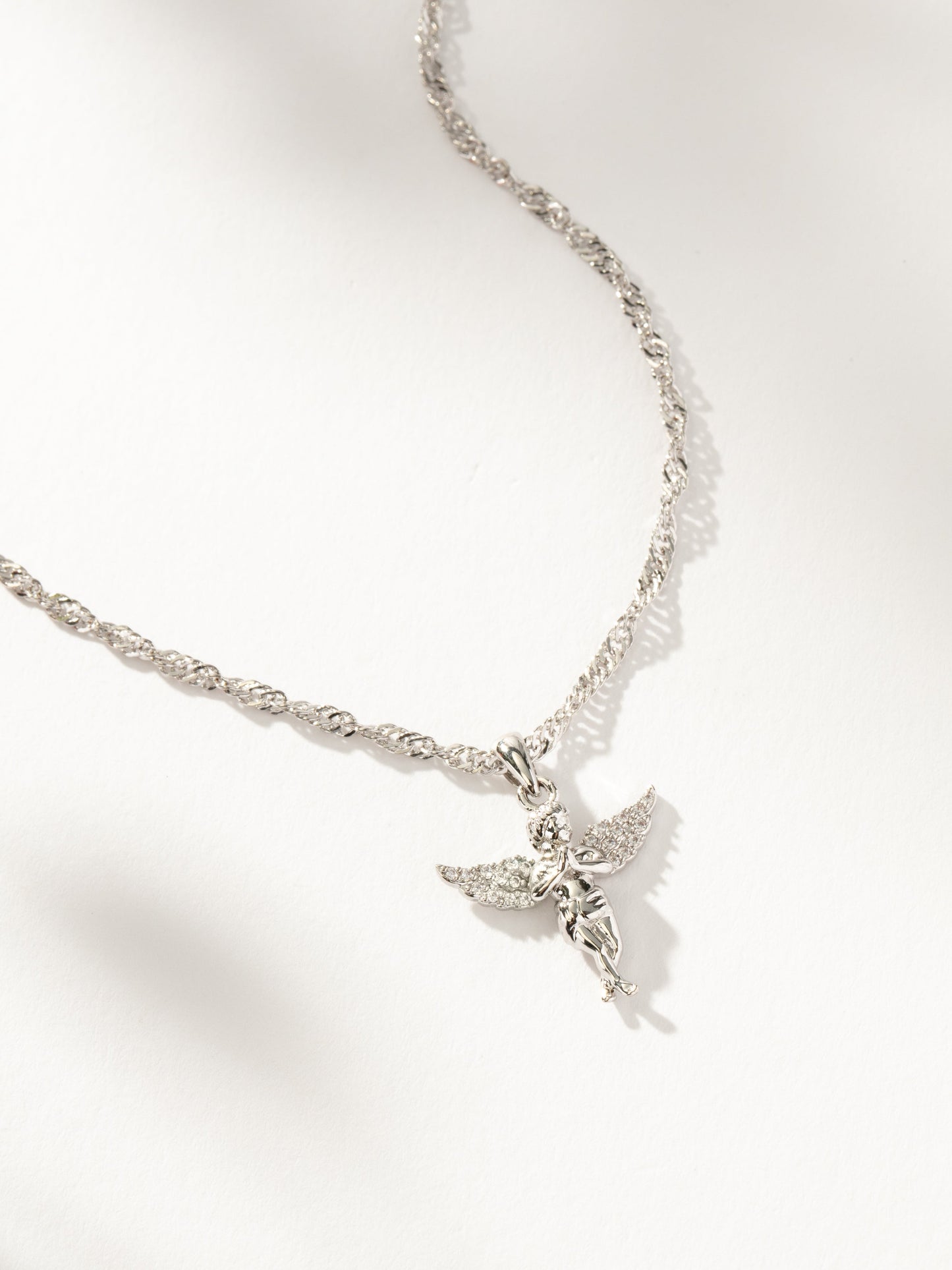 Collar colgante de ángel en la tierra
