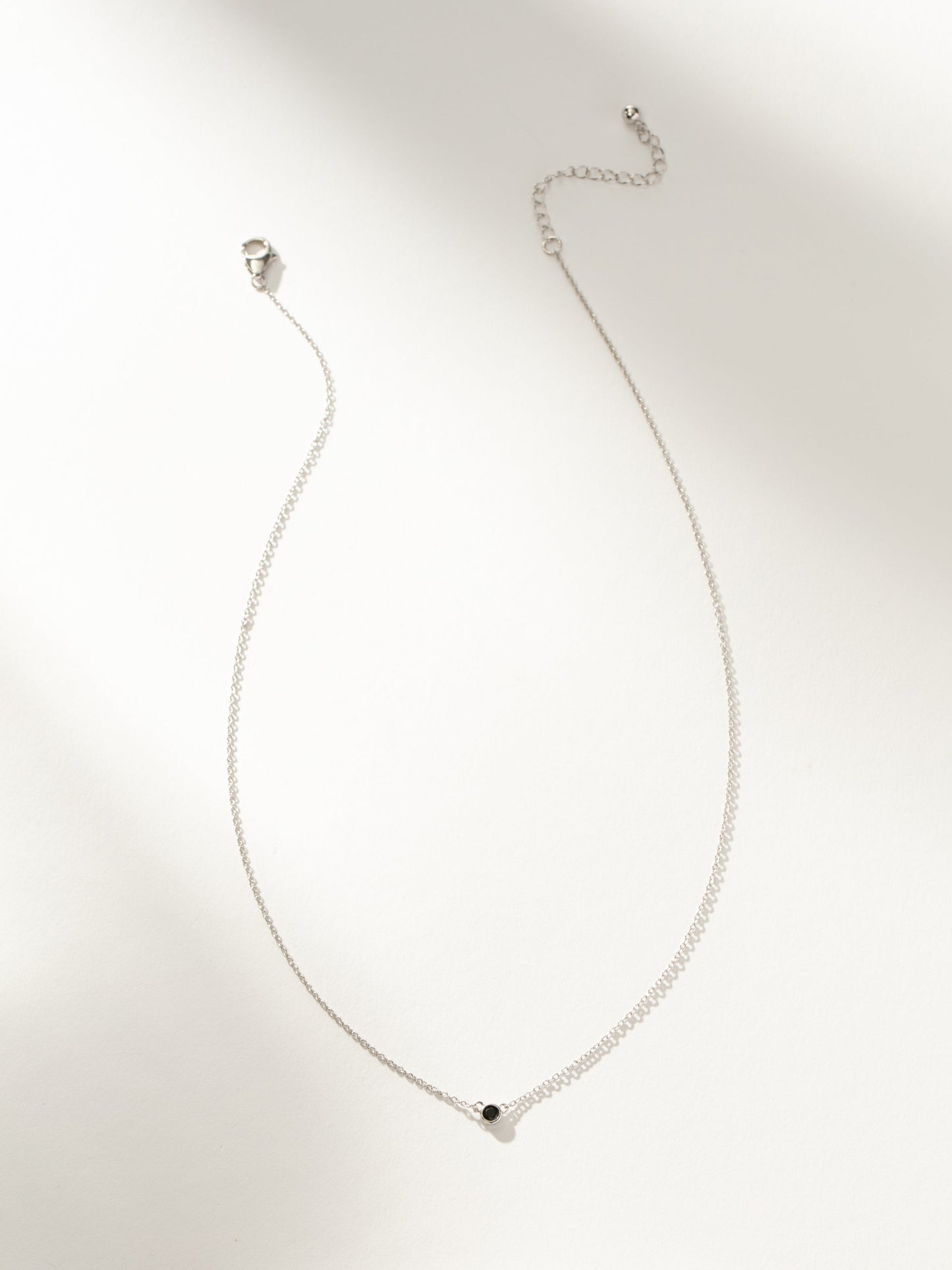 Collar con colgante de agujero negro