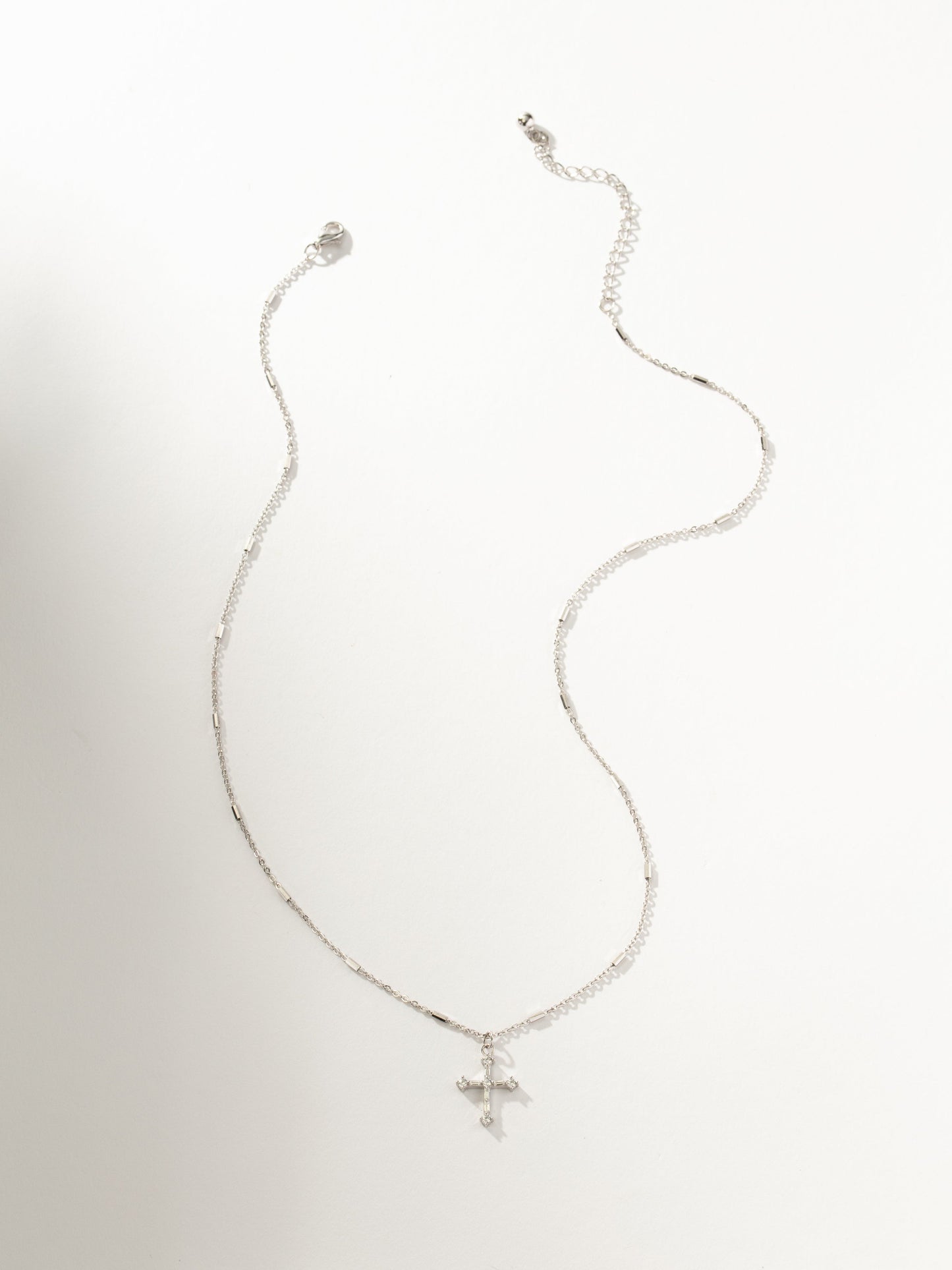 Collar con colgante de cruz atrevida