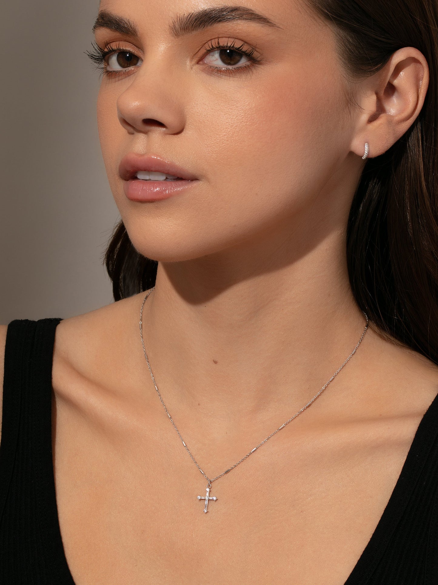 Collar con colgante de cruz atrevida