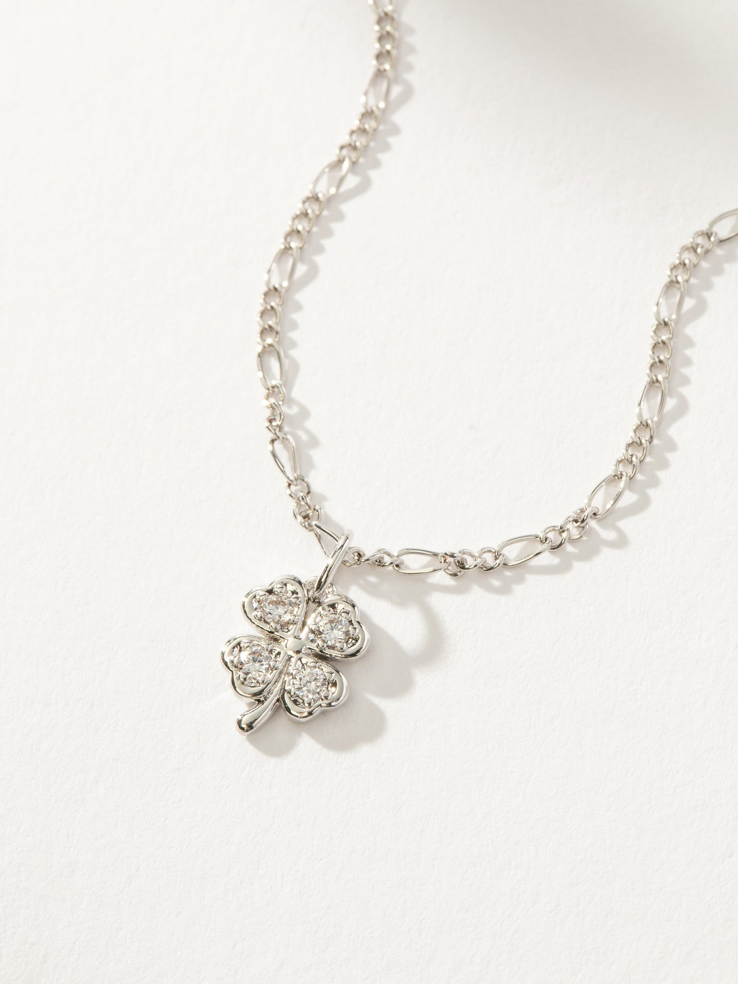 Collar de trébol de cuatro hojas