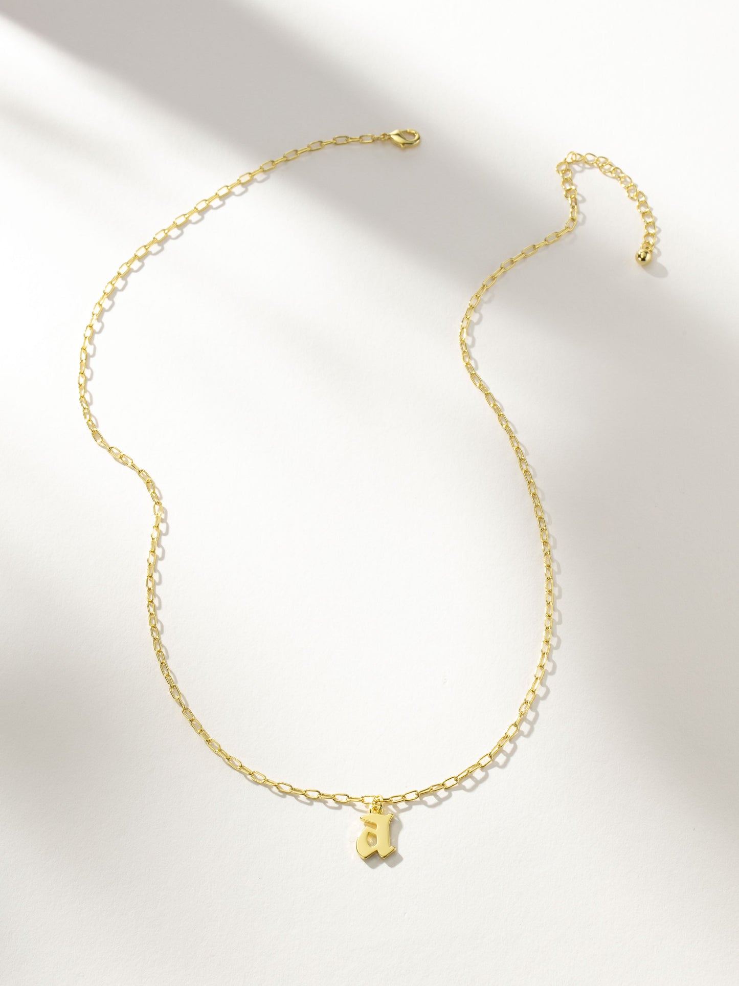 Collar con colgante de inicial gótica