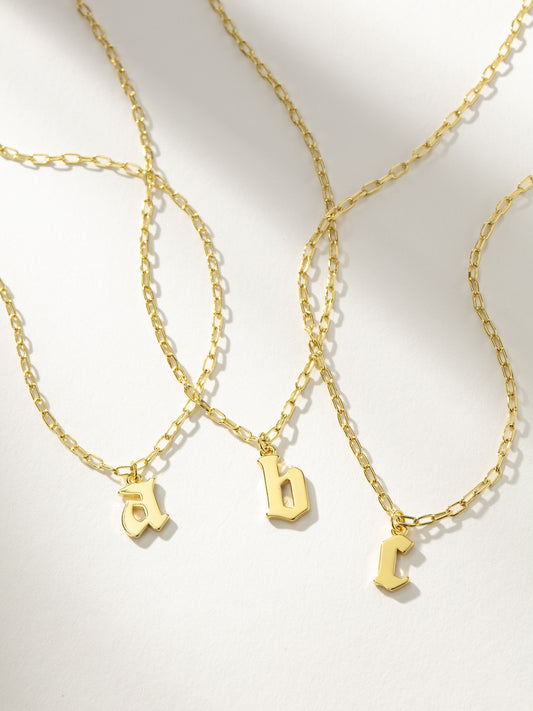 Collar con colgante de inicial gótica